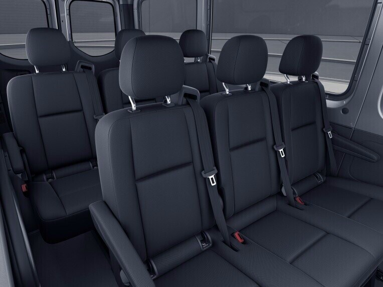La banquette 3 places dans la 1re, 2e ou 3e rangée de l’espace passagers offre des places assises confortables pour 3 personnes.