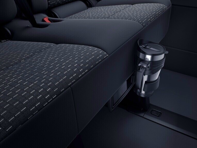 Les places situées dans l’espace passager peuvent être équipées de porte-gobelets facilement accessibles.