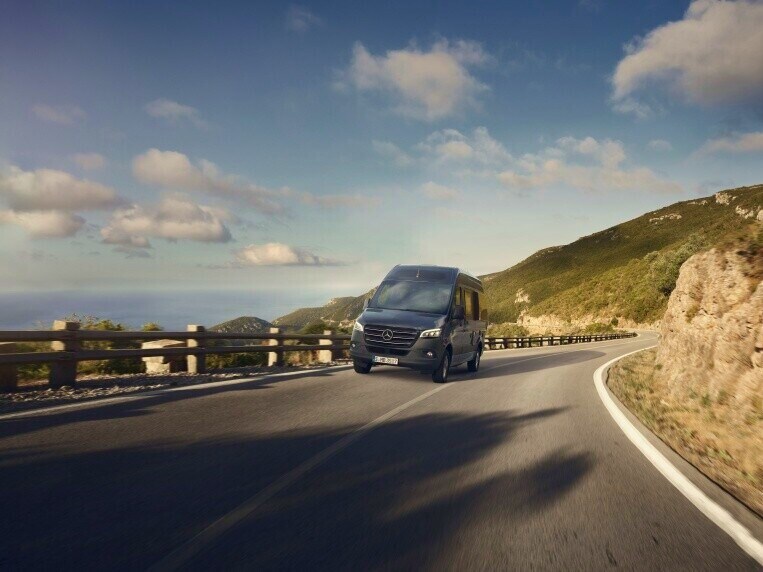 Arriver à destination par des routes appropriées : ce service de navigation conçu pour le Mercedes-Benz Sprinter prend en compte les dimensions du véhicule ou de l’attelage lors du calcul de l’itinéraire optimal.