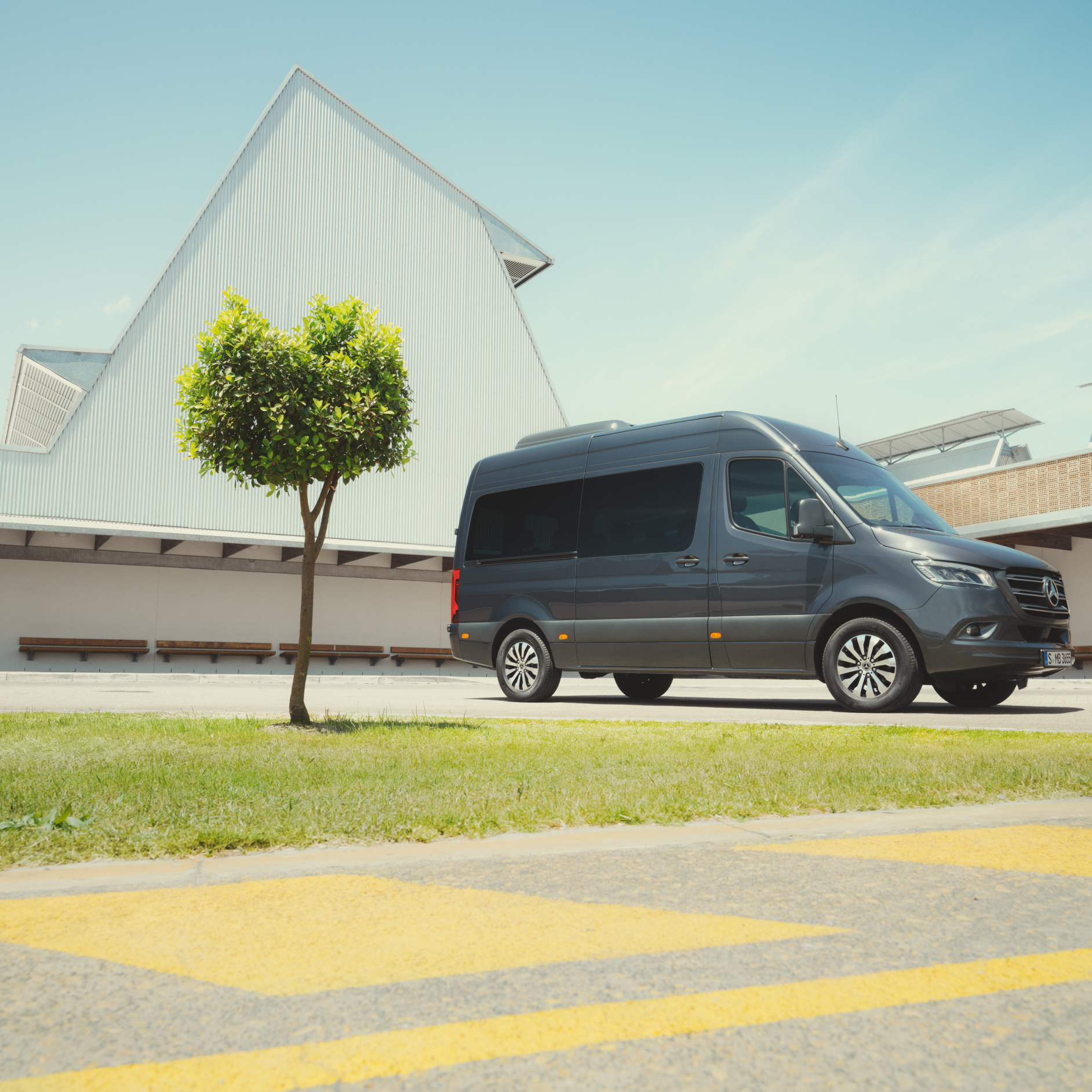 Aperçu des modèles | Sprinter Tourer | Mercedes-Benz Le véhicule de transport de personnes Mercedes-Benz Sprinter Tourer dans un parking