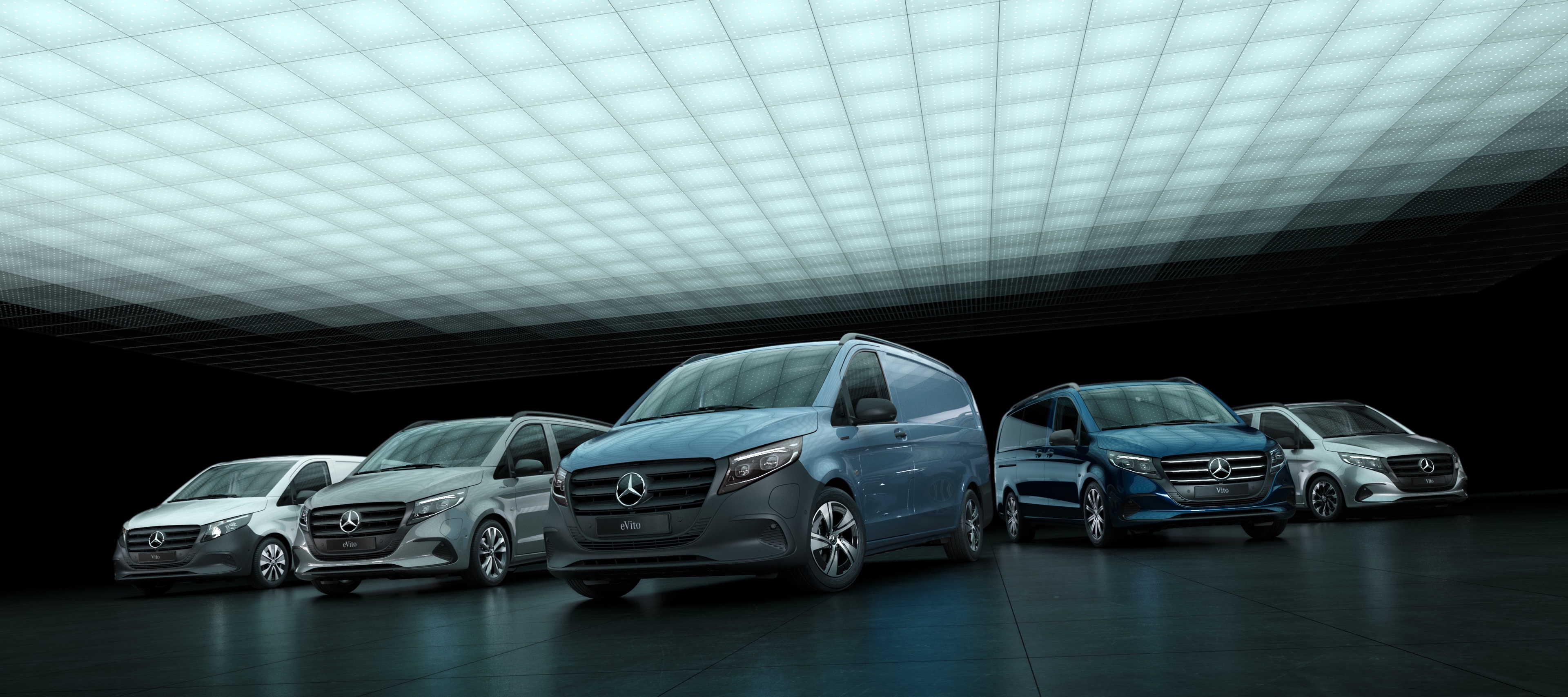 Vito | Utilitaires légers Mercedes-Benz Le Mercedes-Benz eVito fourgon, le Vito fourgon, le Vito Mixto, l’eVito Tourer et le Vito Tourer sont disposés côte à côte dans un entrepôt.