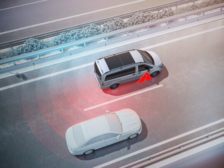 Grâce à des alertes visuelle et sonore, l’avertisseur d’angle mort permet d’éviter des accidents lors des changements de file et en marche arrière.