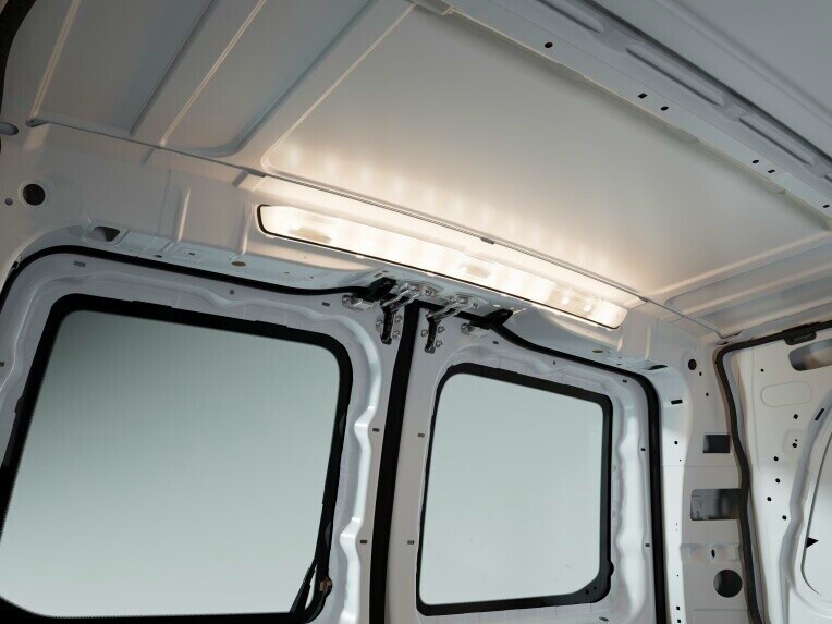 Le bandeau lumineux à LED au plafond de la partie arrière de l'espace de chargement dispense une lumière quasiment exempte d'ombre.