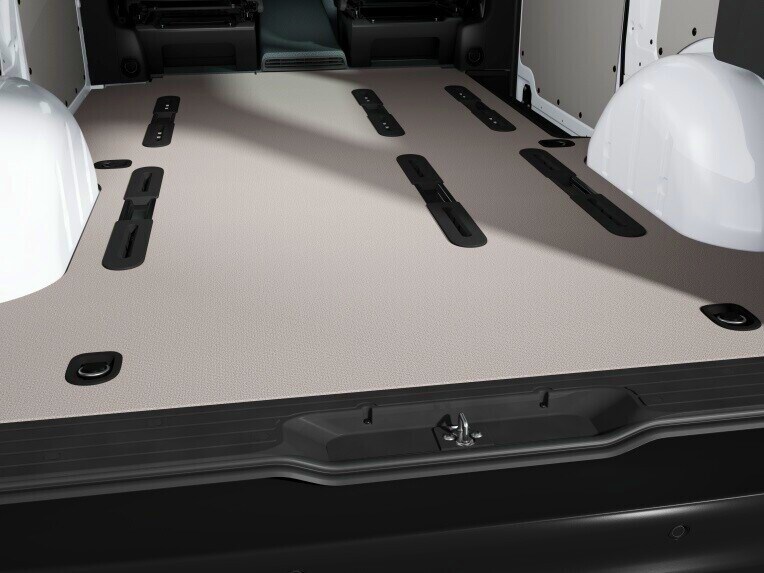 Le plancher en bois est très robuste et convient donc au transport des objets lourds.