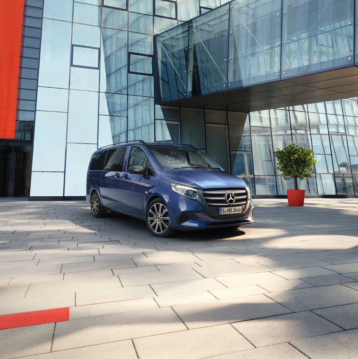 Le Vito Tourer dans une zone industrielle.