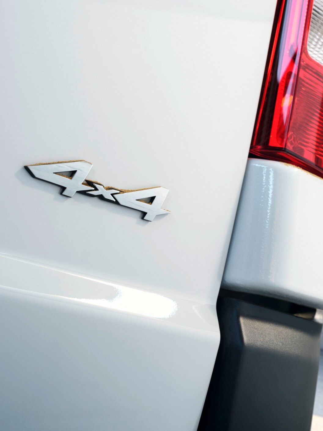 L'arrière du Vito fourgon avec le badge 4x4.