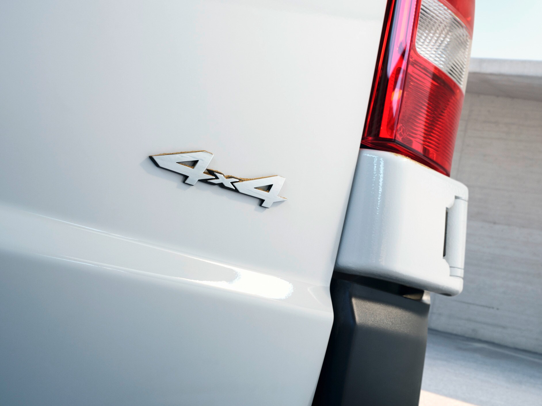 L'arrière du Vito fourgon avec la plaquette 4x4.