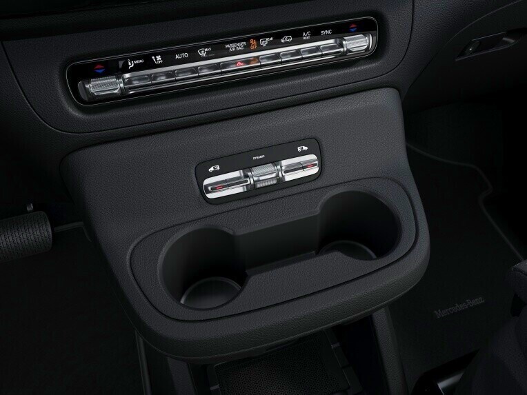 La commande électrique permet d'ouvrir et de fermer la portière coulissante en appuyant sur un simple bouton sans que le conducteur n'ait à quitter son véhicule