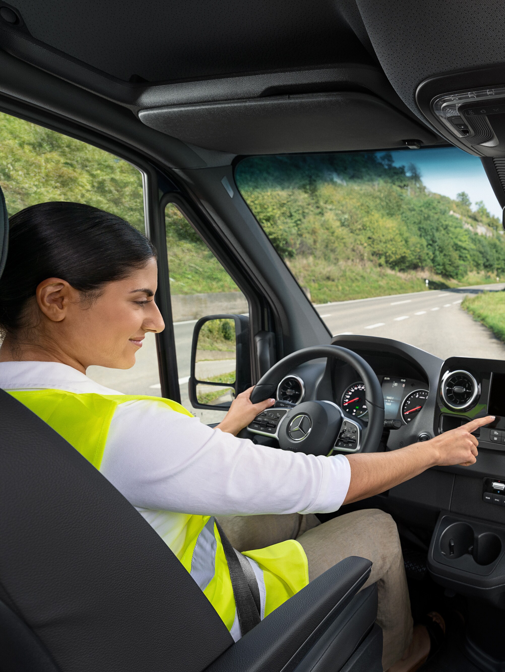 La conductrice d'un Mercedes-Benz Sprinter appelle la ligne d'assistance Mercedes-Benz Service24h via le menu embarqué en cas de problème.