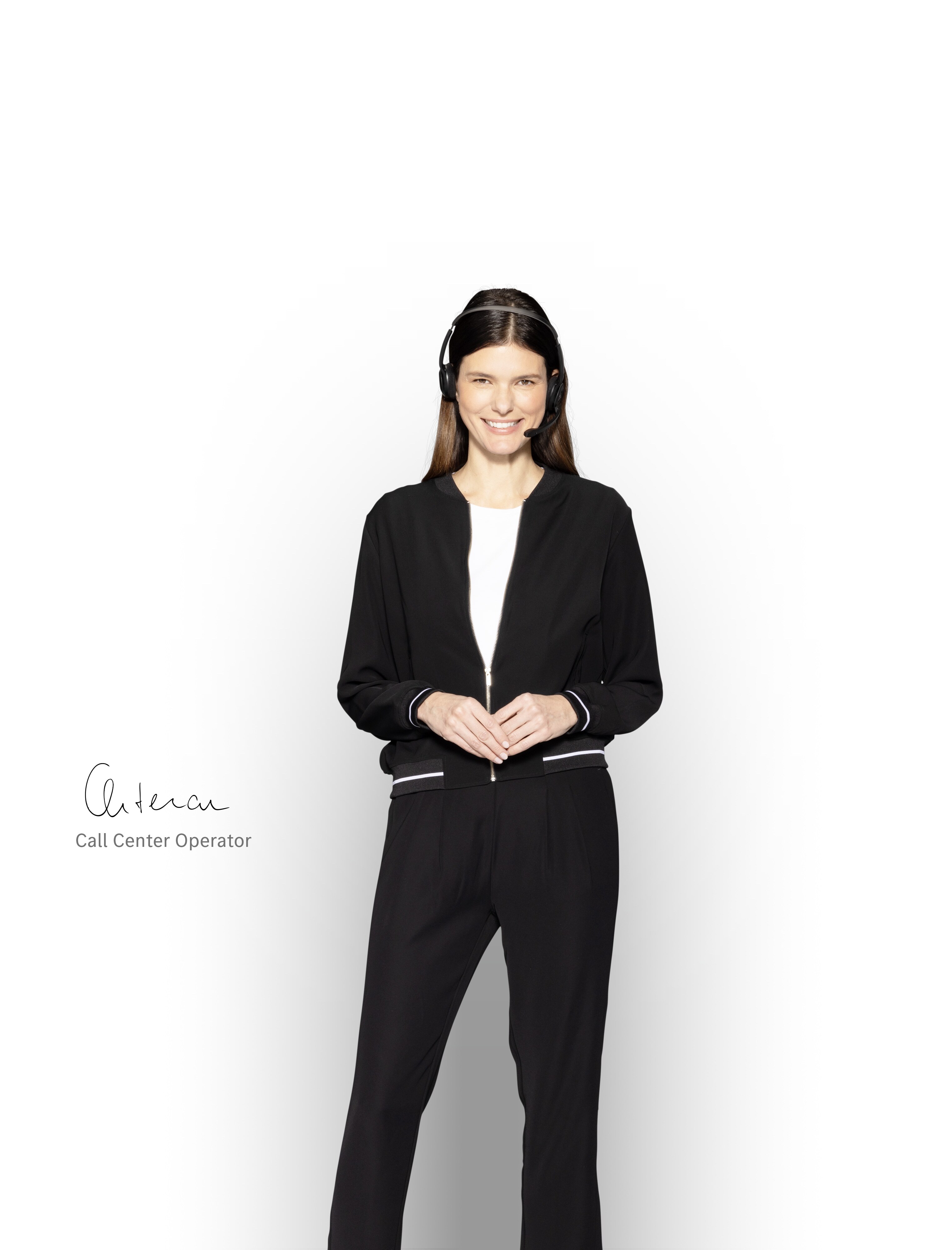 Un agent d'assistance compétent tout sourire.