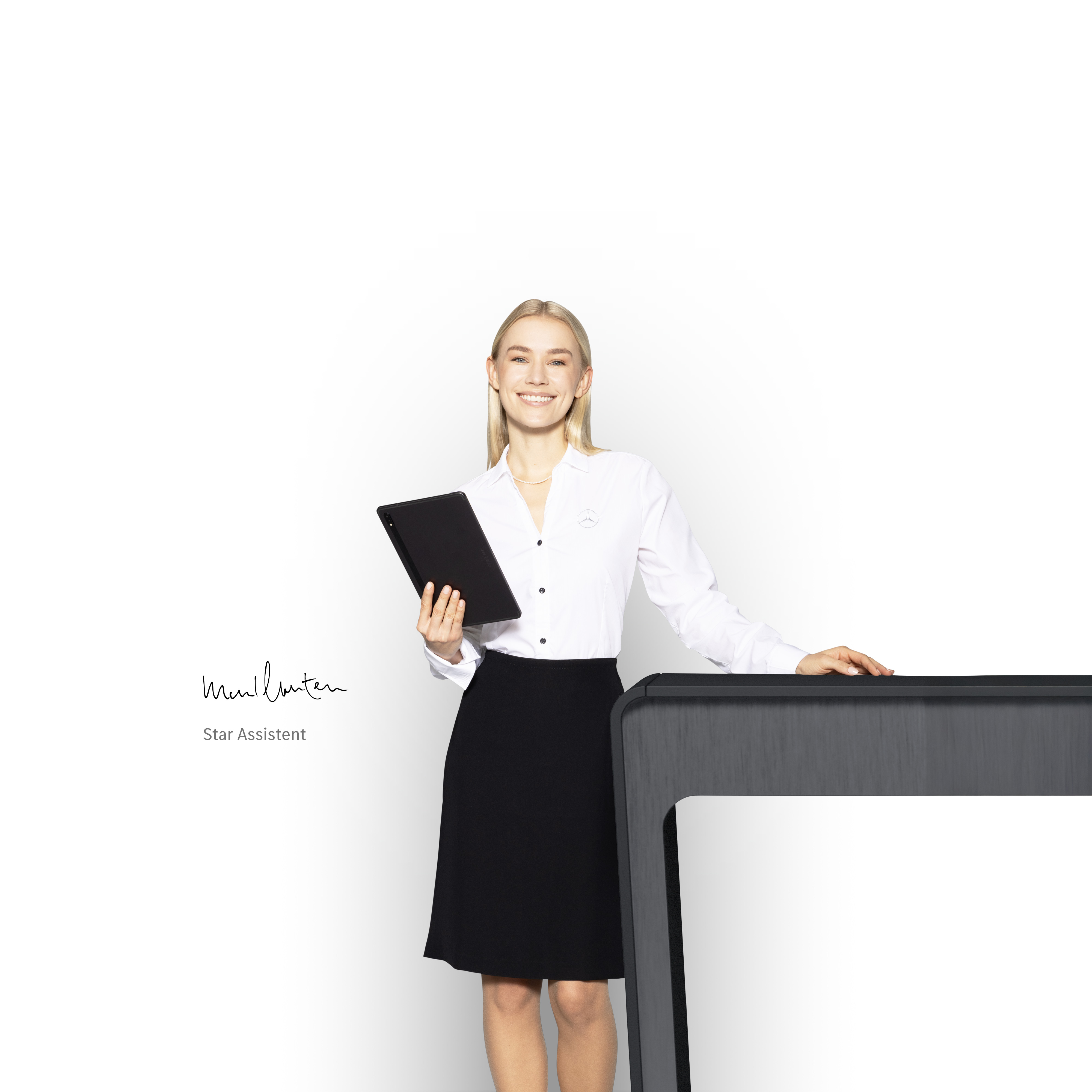 Mercedes-Benz | Assistance pour utilitaires légers | Soutien individuel Une femme, assistante vedette, debout, une tablette à la main, prête à apporter son aide de manière compétente.