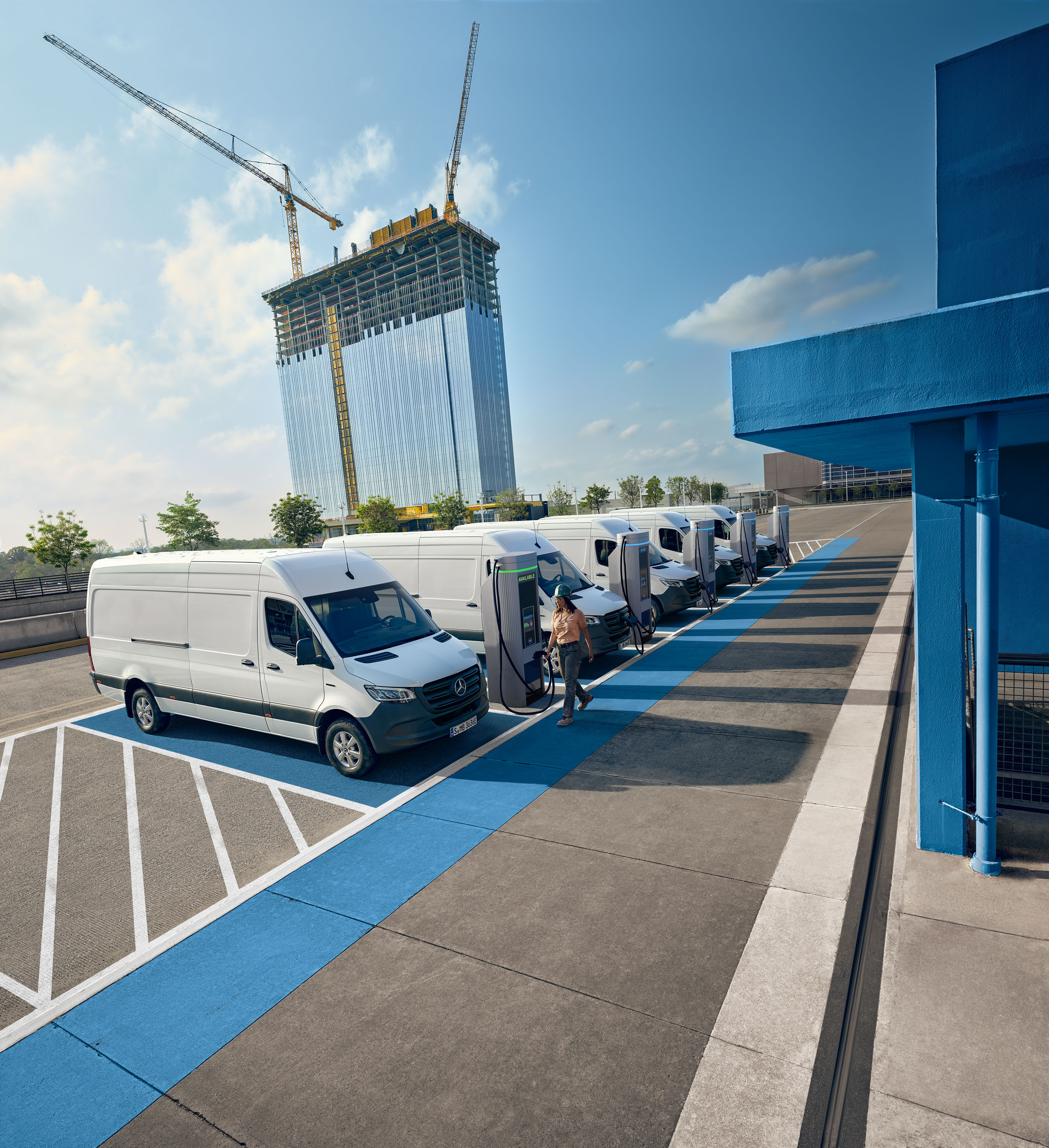 Mercedes-Benz | Maintenance des utilitaires légers | Assistance dépannage Plusieurs utilitaires légers Mercedes-Benz Sprinter blancs en train de se recharger aux bornes de recharge.