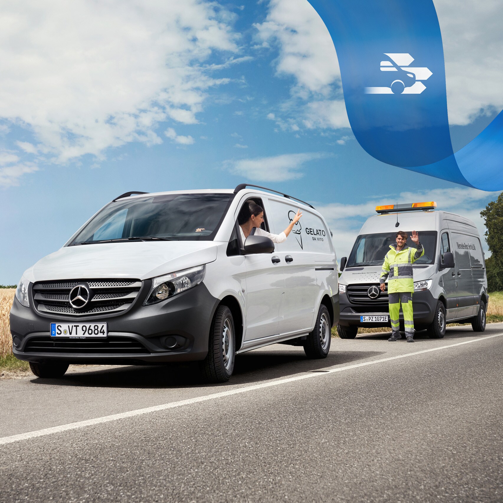 Une assistance compétente en matière d'entretien : le service Mercedes-Benz vient en aide à un conducteur de fourgon sur le bord de la route, tous deux se saluent amicalement.