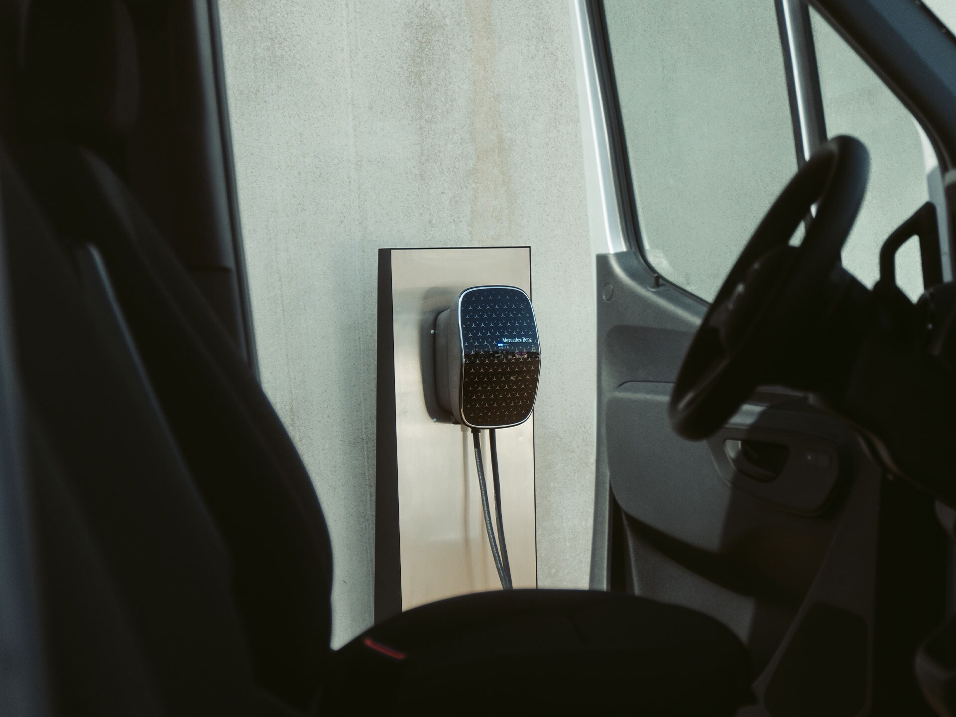 Un utilitaire léger électrique à usage professionnel Mercedes-Benz en cours de recharge sur une Mercedes-Benz Wallbox.