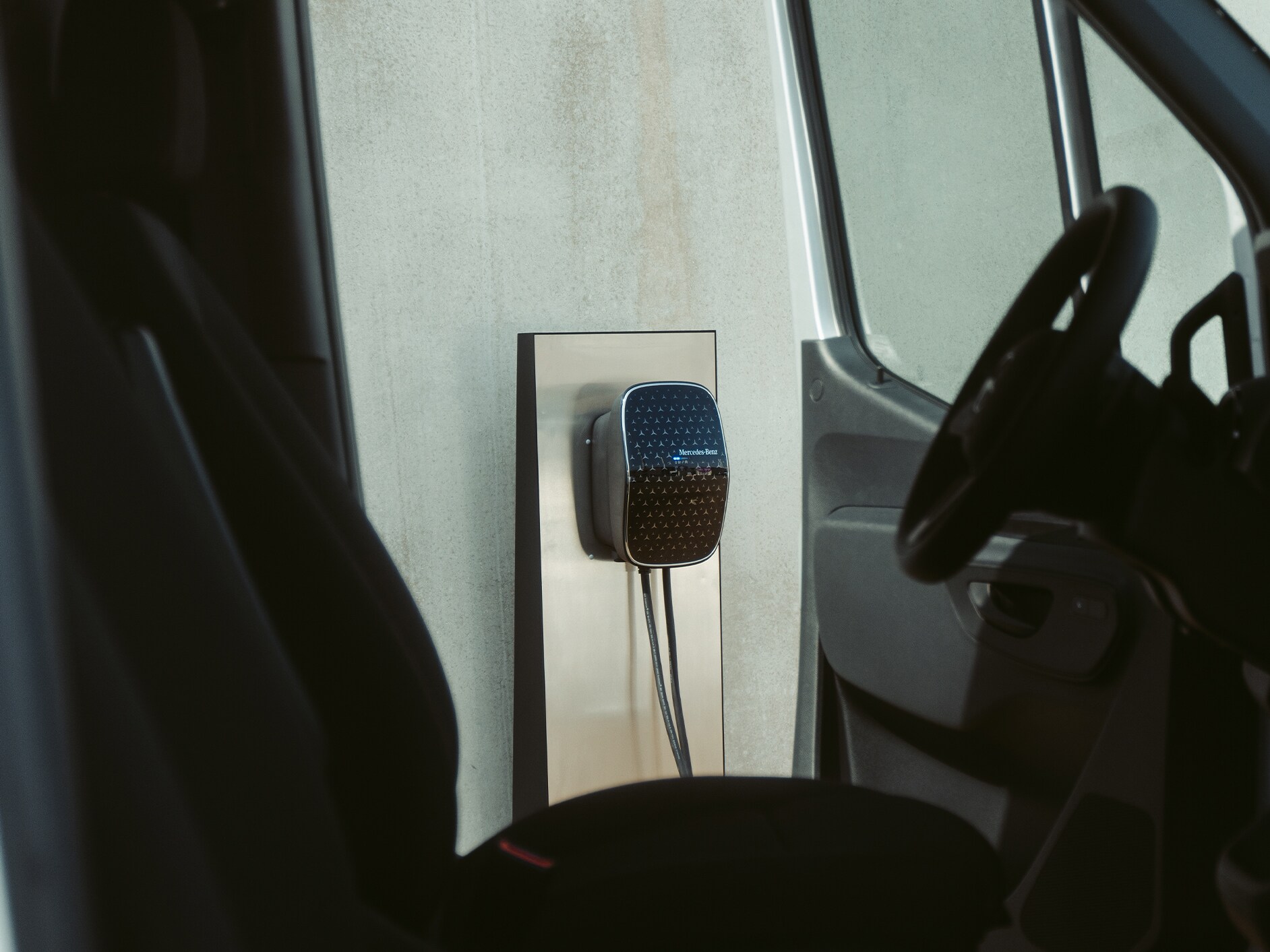 Un véhicule industriel électrique Mercedes-Benz en cours de recharge sur une Mercedes-Benz Wallbox.