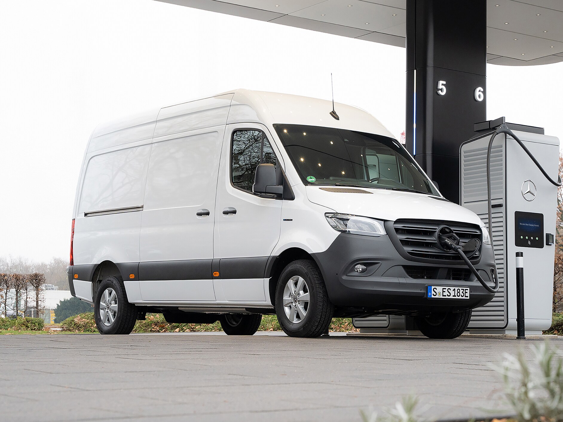 Recharger son véhicule en déplacement avec Mercedes me Charge.