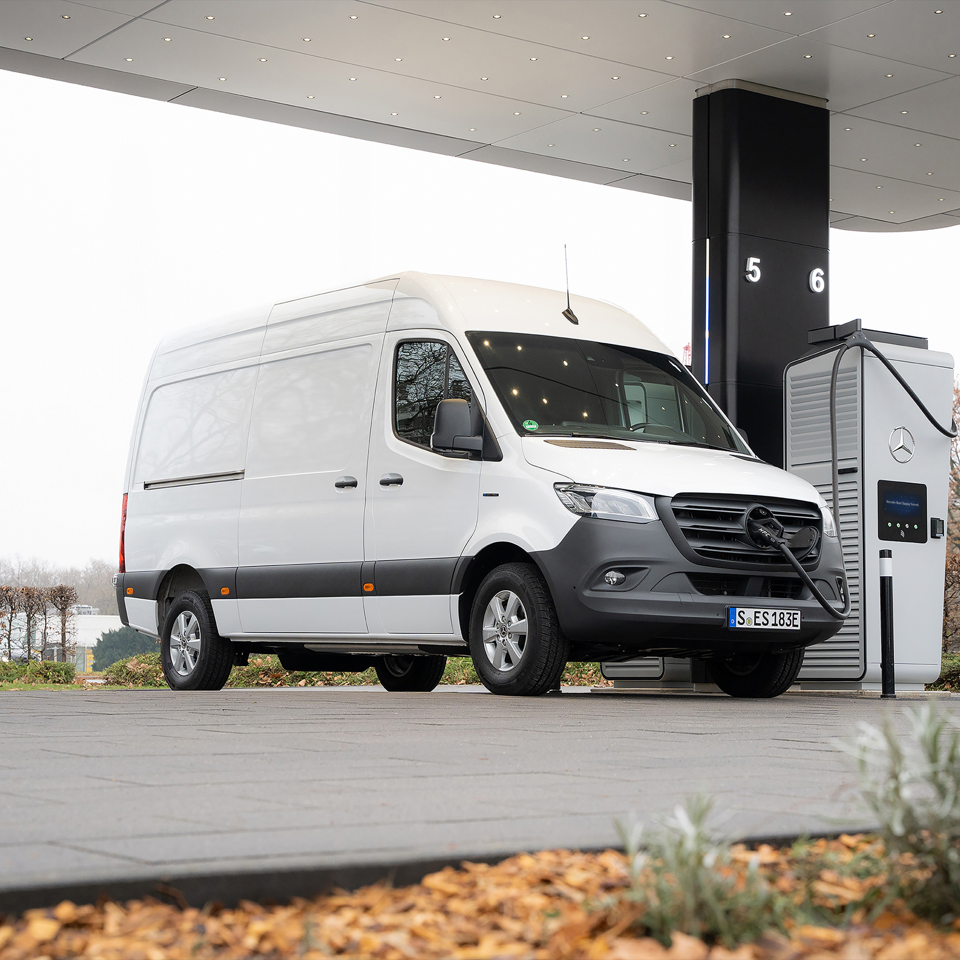 Recharge publique | Recharge | Utilitaires légers Mercedes-Benz Recharger son véhicule en déplacement avec Mercedes me Charge.