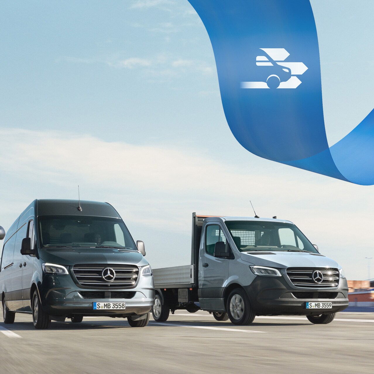 Une série d’utilitaires légers Mercedes-Benz sur la route avec des conteneurs d'expédition en l'arrière-plan.