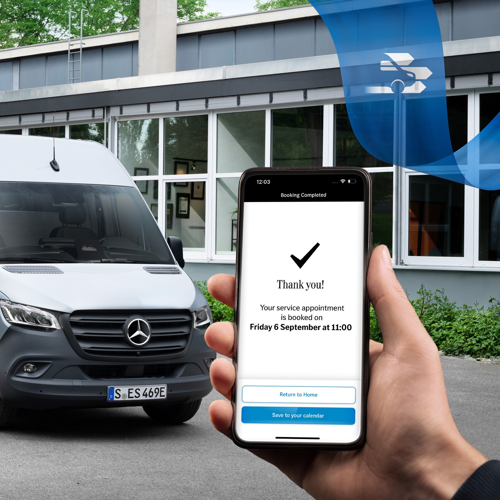 Un utilitaire léger Mercedes-Benz Sprinter gris devant un immeuble de bureaux avec, au premier plan, une main tenant un smartphone.