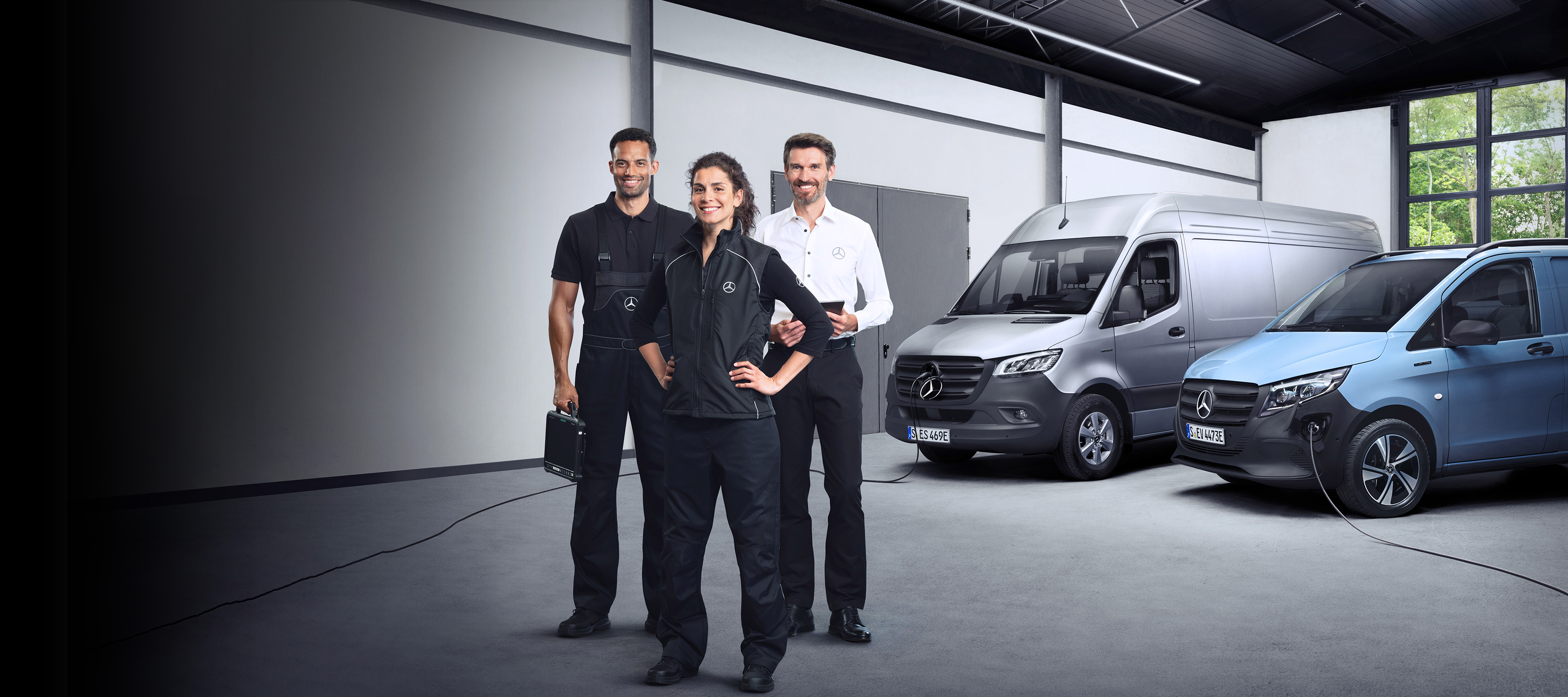 Mercedes-Benz Service pour les utilitaires légers électriques Trois collègues de l'équipe Mercedes-Benz Service devant une Mercedes-Benz eSprinter et une Mercedes-Benz eVito.