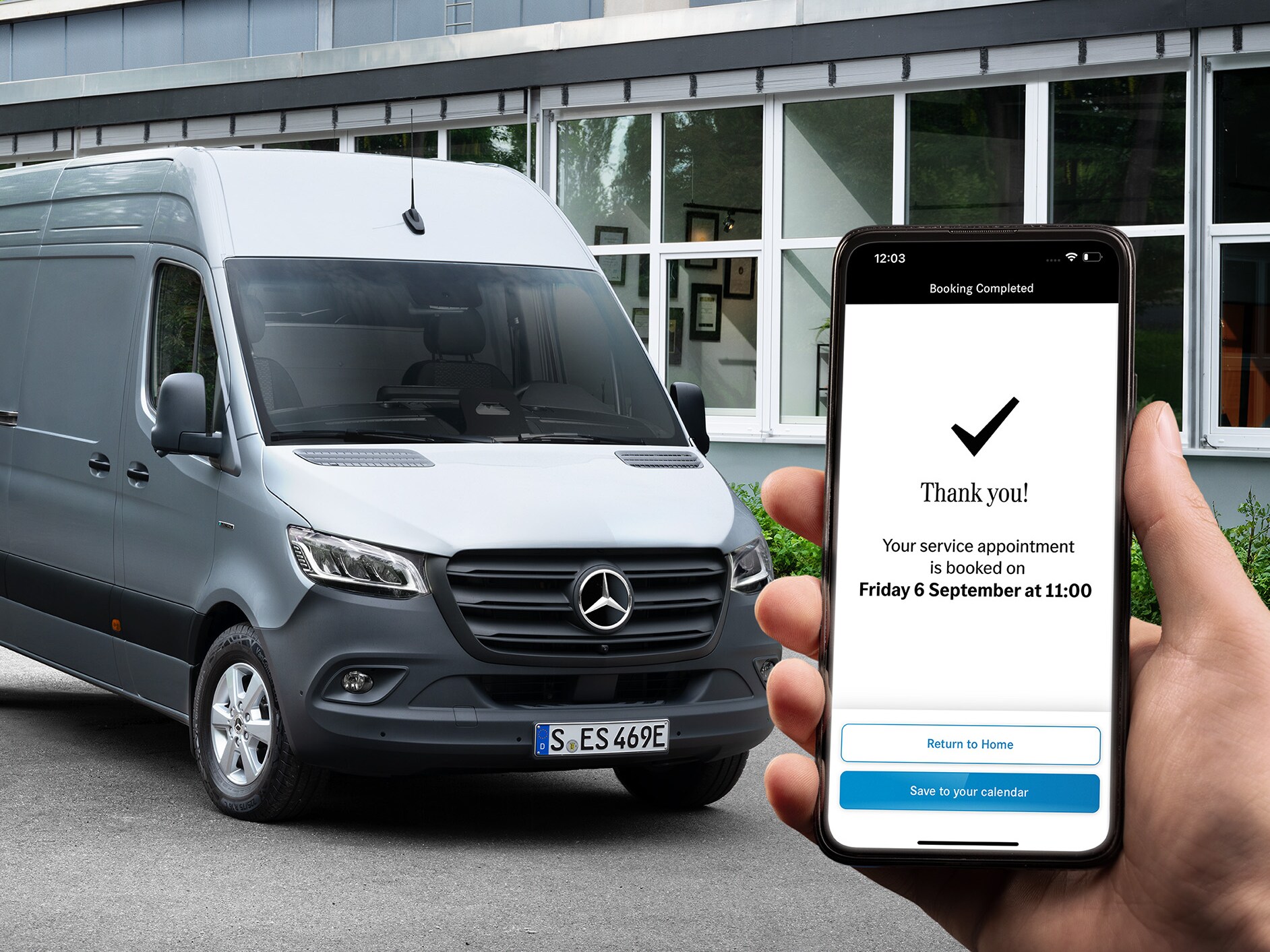 L'image montre le message de remerciement sur l'application de réservation en ligne. En arrière-plan, une Mercedes-Benz eSprinter argentée est garée devant un bâtiment.