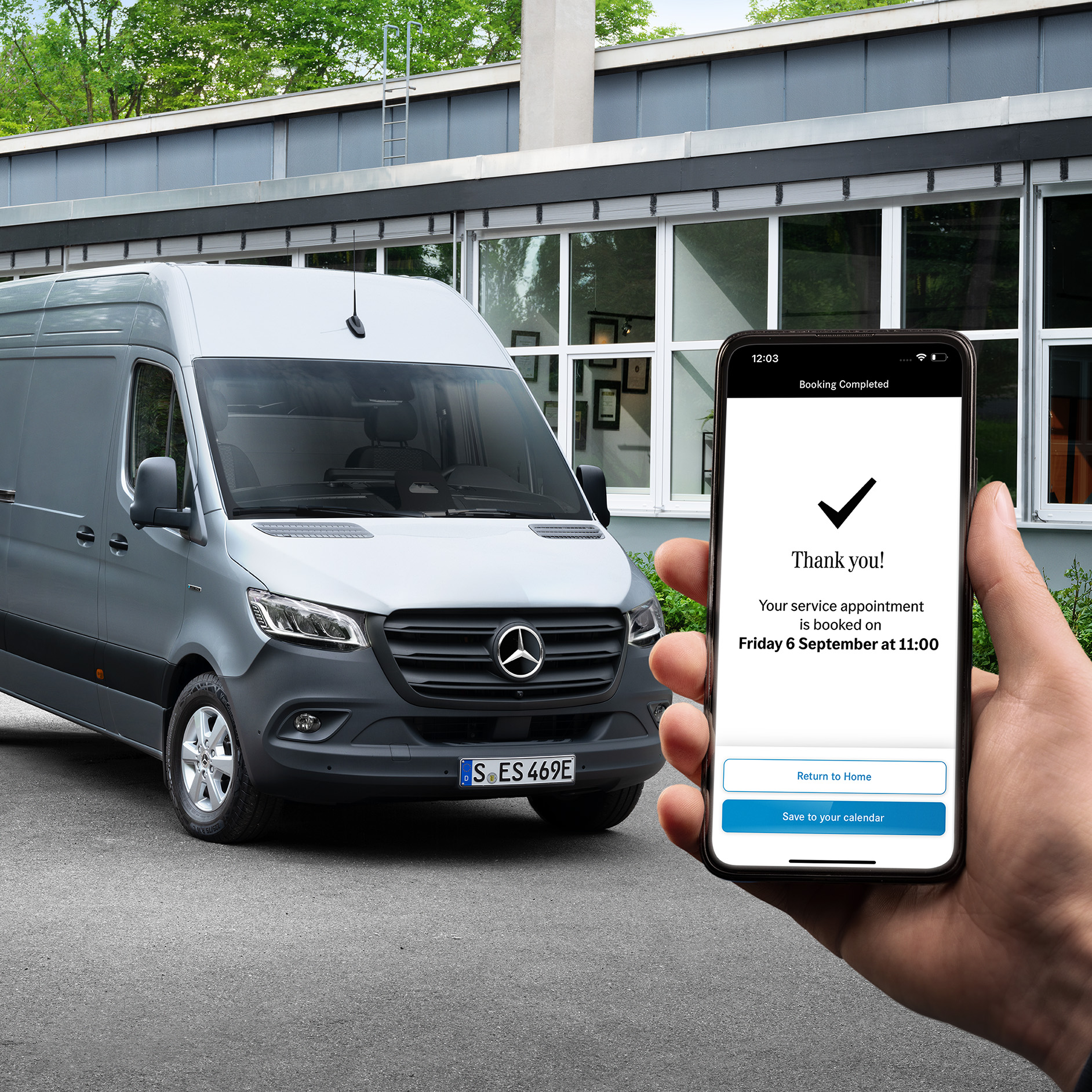 Véhicules électriques Mercedes-Benz | Service d'assistance numérique L'image montre le message de remerciement sur l'application de réservation en ligne. En arrière-plan, une Mercedes-Benz eSprinter argentée est garée devant un bâtiment.