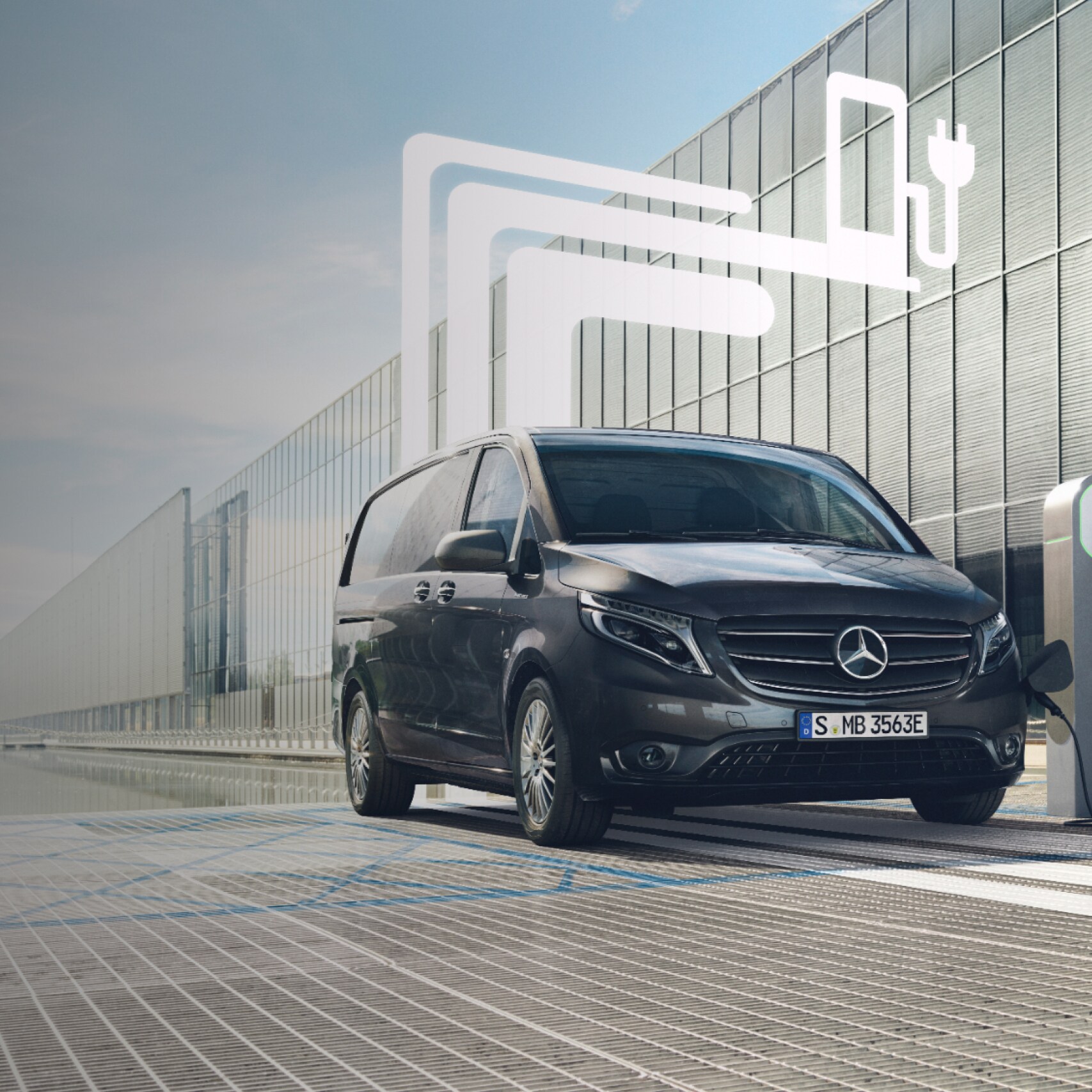 Un utilitaire léger Mercedes-Benz avec des éléments graphiques représentant les offres digitales.