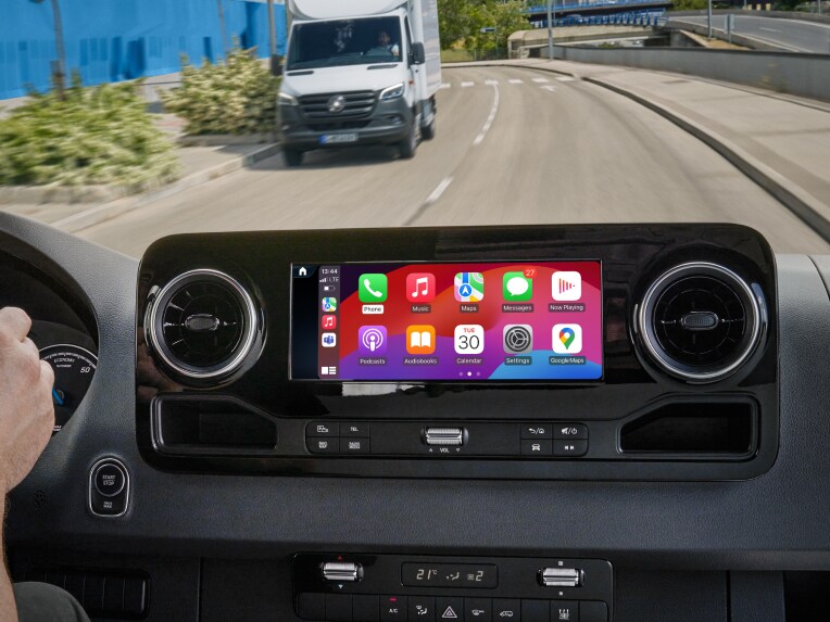 Intégration pour smartphone dans le système multimédia MBUX dans un utilitaire léger Mercedes-Benz.