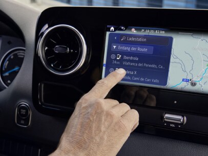Utilisation des offres digitales Mercedes-Benz relatives à la navigation dans un Mercedes-Benz eSprinter.