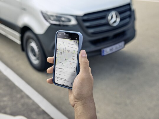 Les fonctions des offres digitales Mercedes-Benz concernant l'électromobilité sur un smartphone.