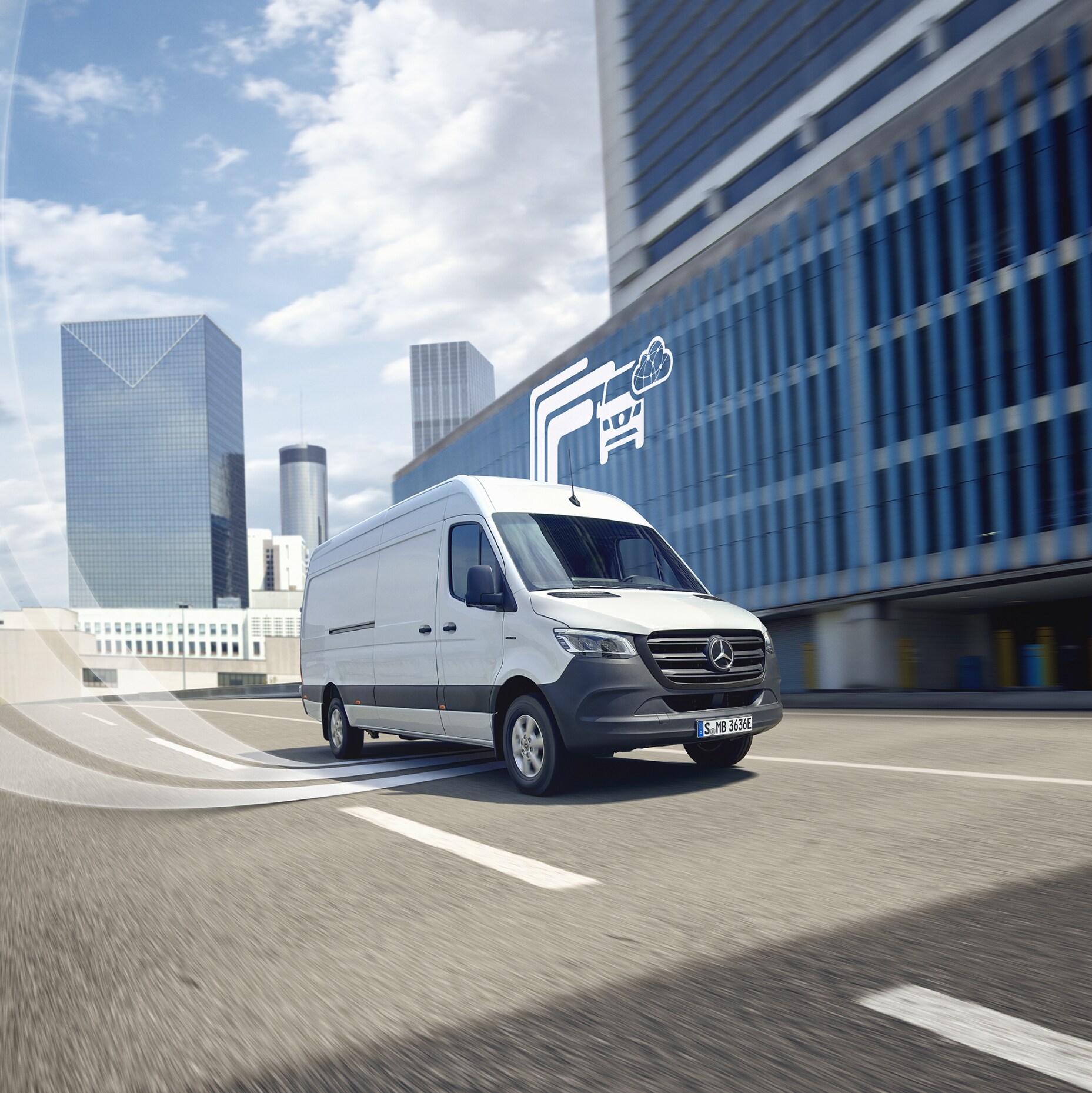 Un utilitaire léger Mercedes-Benz avec des éléments graphiques représentant les offres digitales.