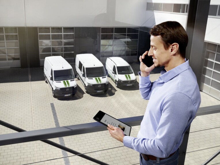 Gestion des véhicules avec Mercedes-Benz Van Uptime, avec trois utilitaires légers Mercedes-Benz à l'arrière-plan.