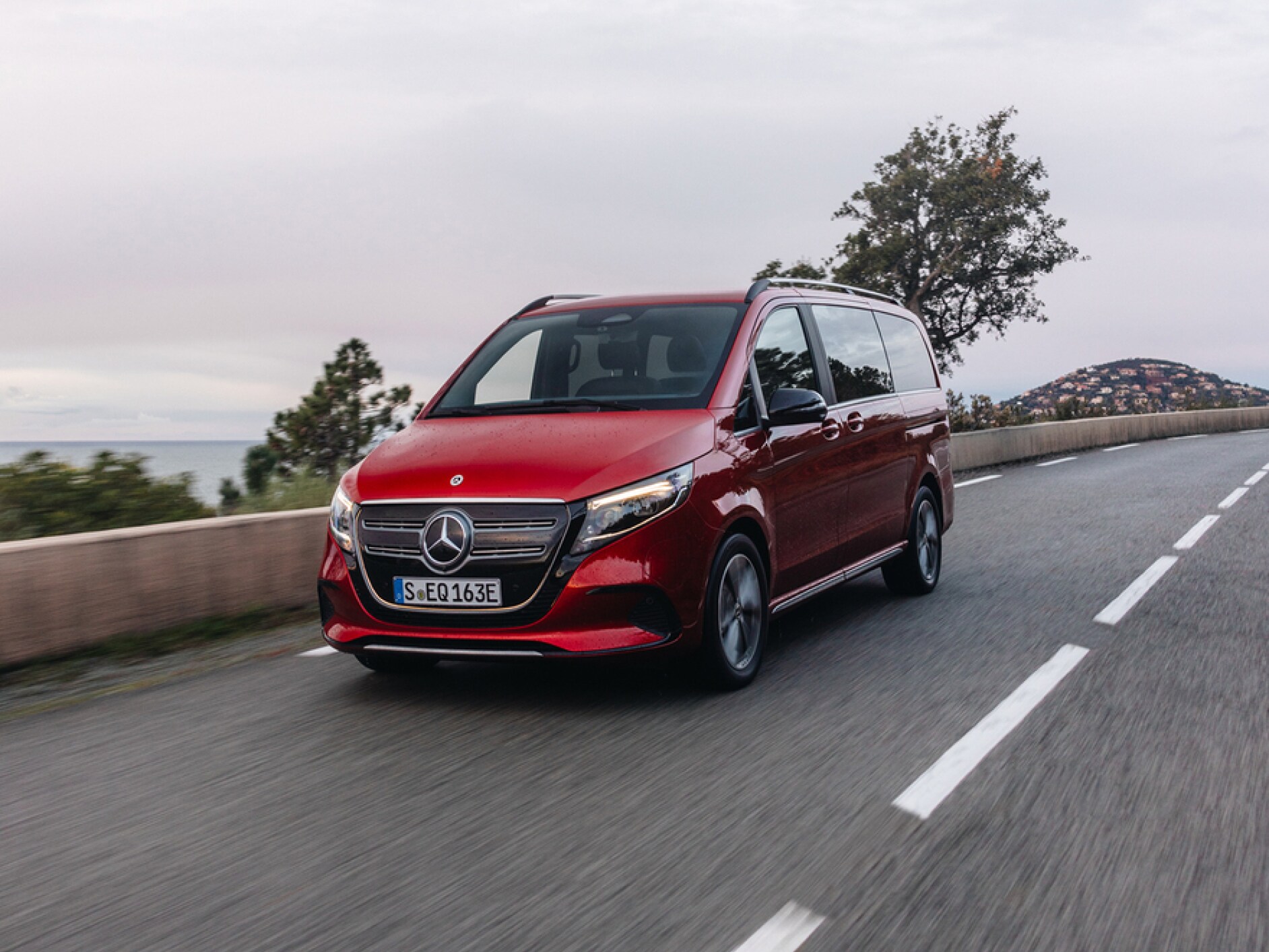 Une Mercedes-Benz EQV sur une route de campagne.