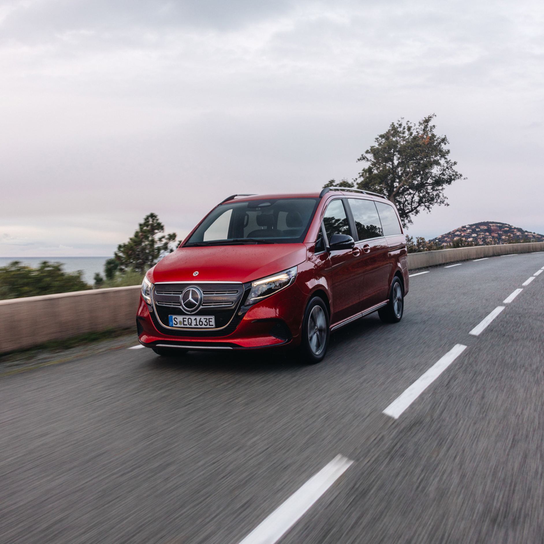 Véhicules privés | Offres digitales | Mercedes-Benz Une Mercedes-Benz EQV sur une route de campagne.
