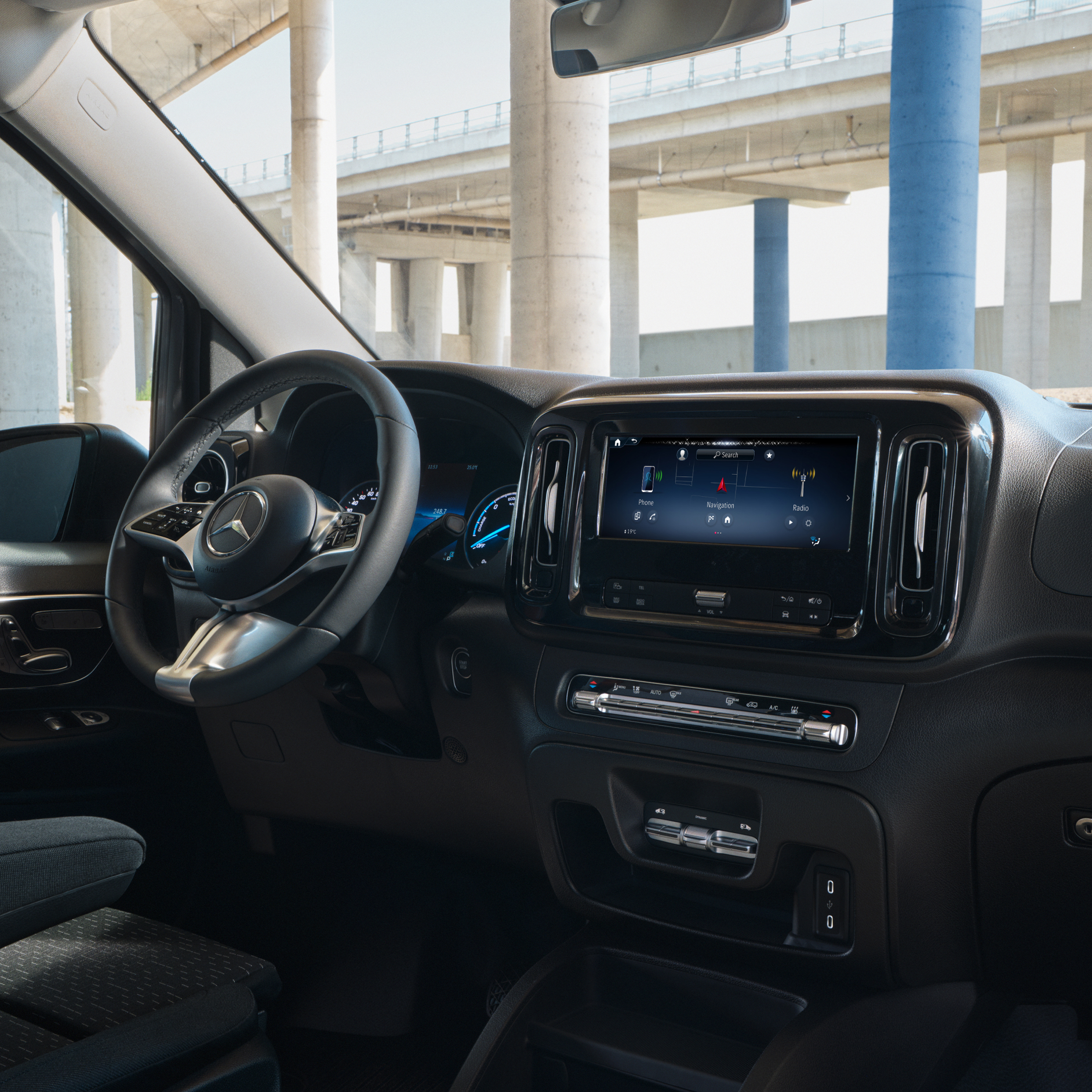 Hey Mercedes | Offres digitales | Mercedes-Benz L'offre digitale Hey Mercedes dans le système multimédia MBUX dans le Mercedes-Benz eVito.