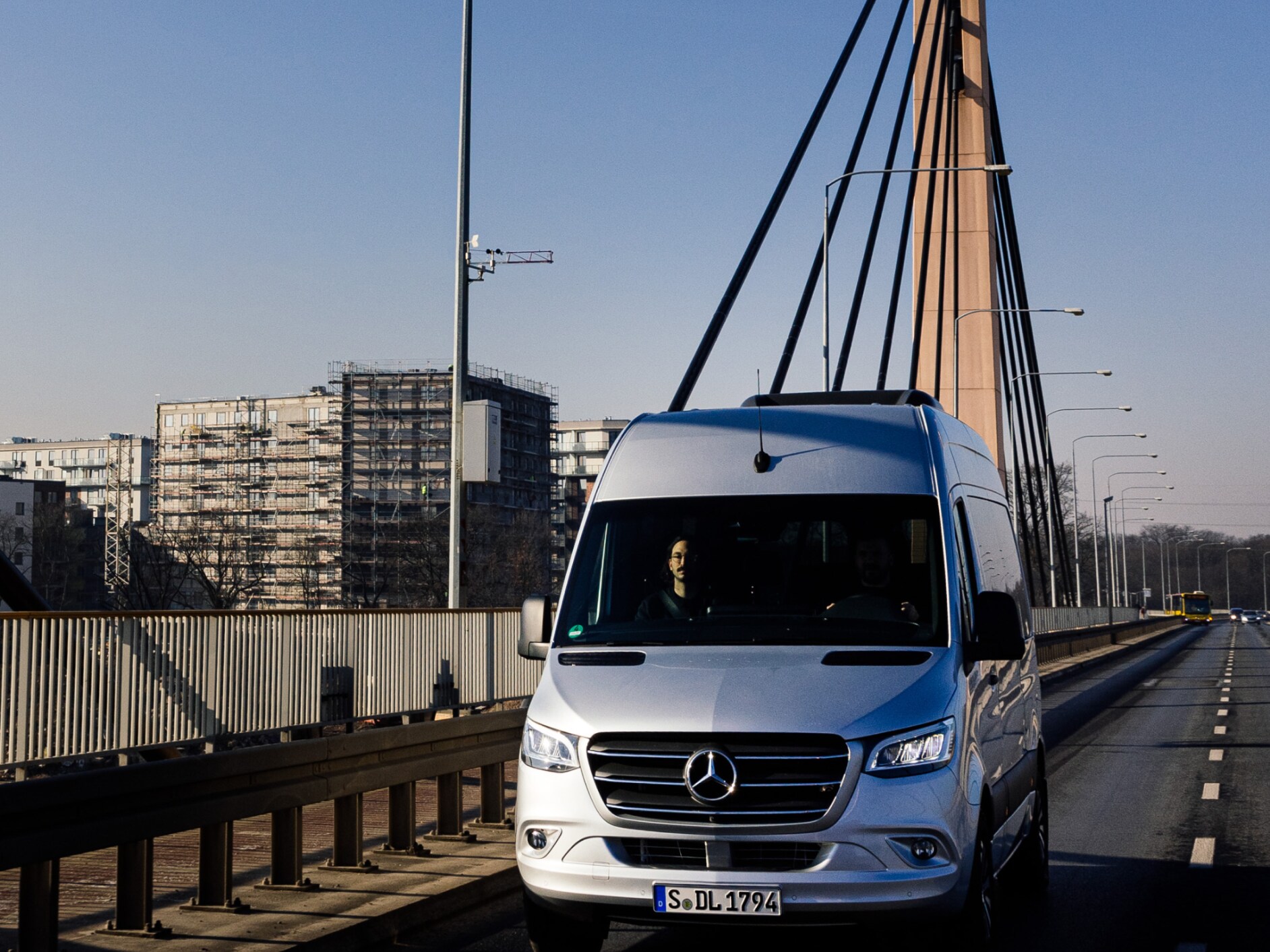 Un utilitaire léger Mercedes-Benz sur la route.