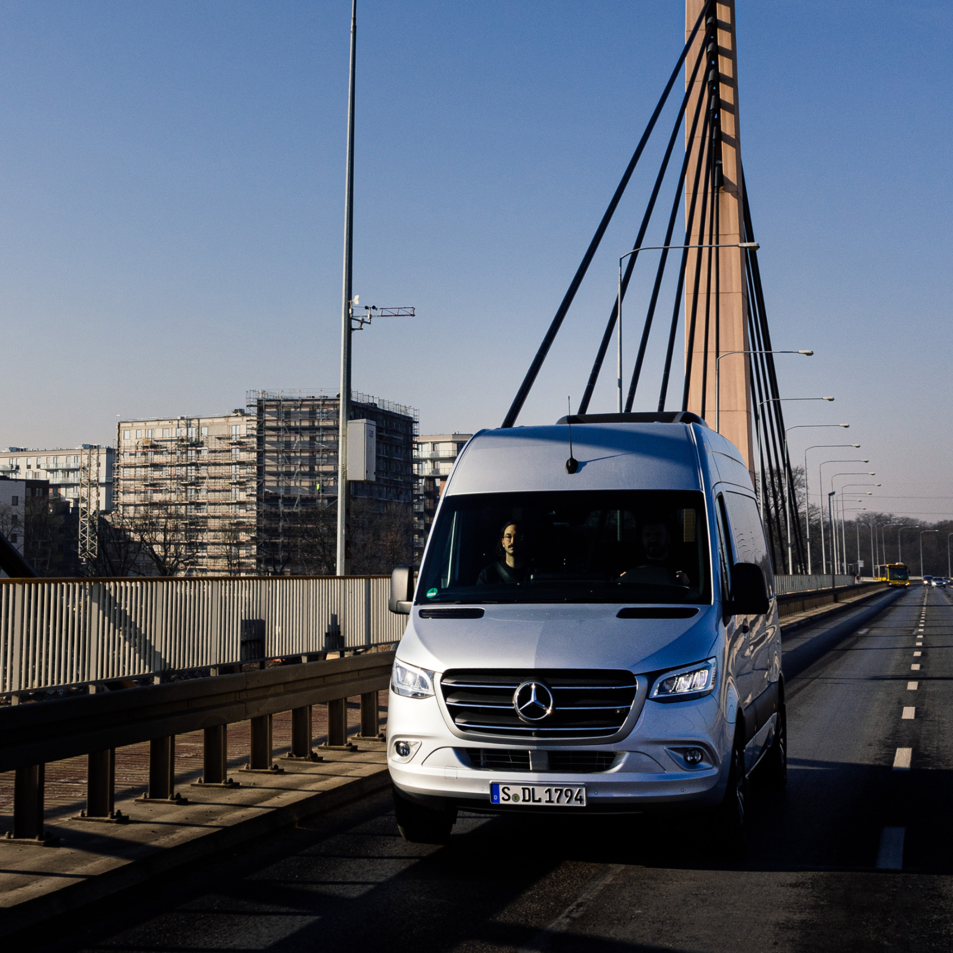 ServiceCare | Offres digitales | Mercedes-Benz Un utilitaire léger Mercedes-Benz sur la route.