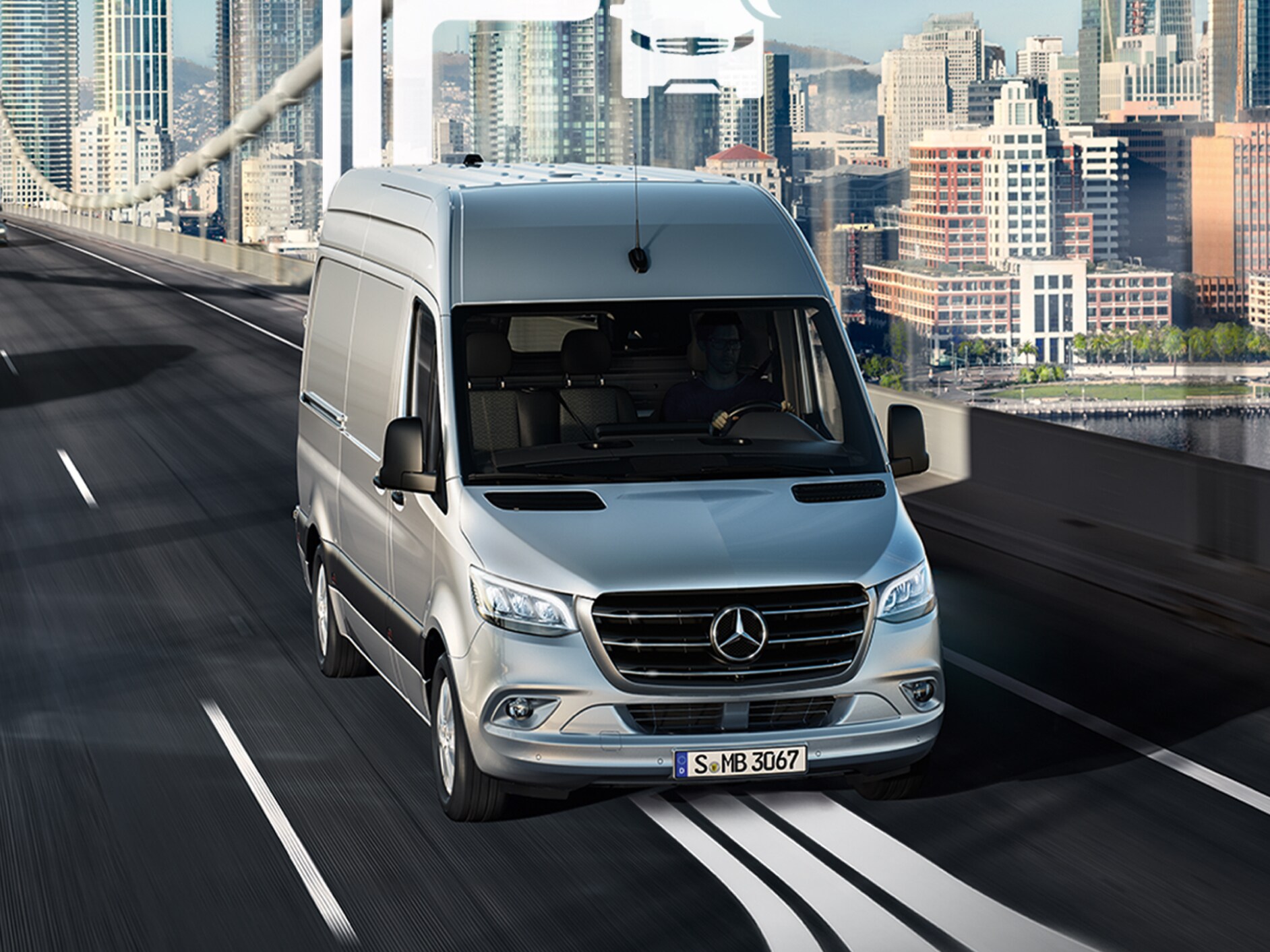 Un Mercedes-Benz Sprinter sur la route avec un élément graphique.