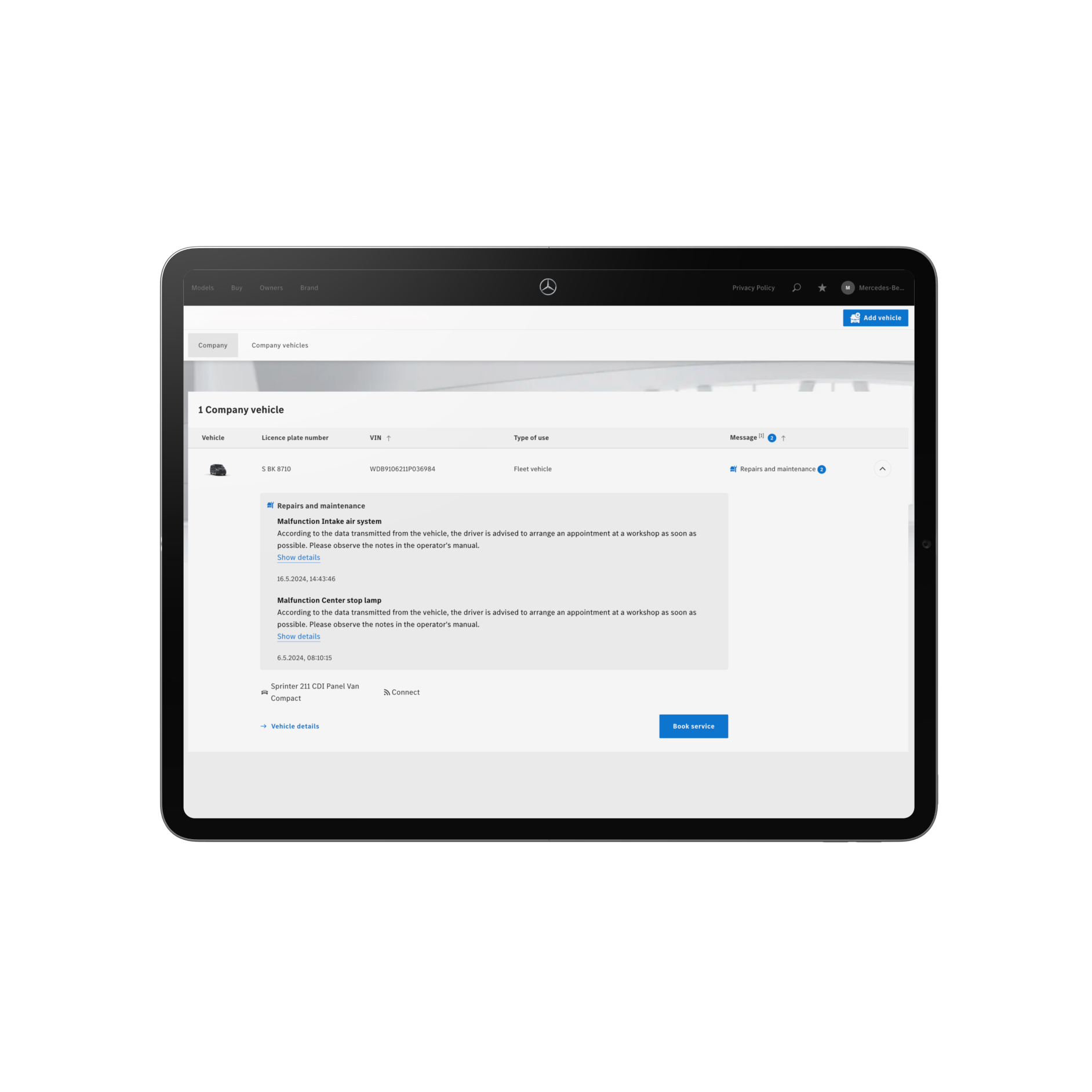 Catégories de service | Offres digitales | Mercedes-Benz Une tablette montrant un diagnostic numérique de véhicule.