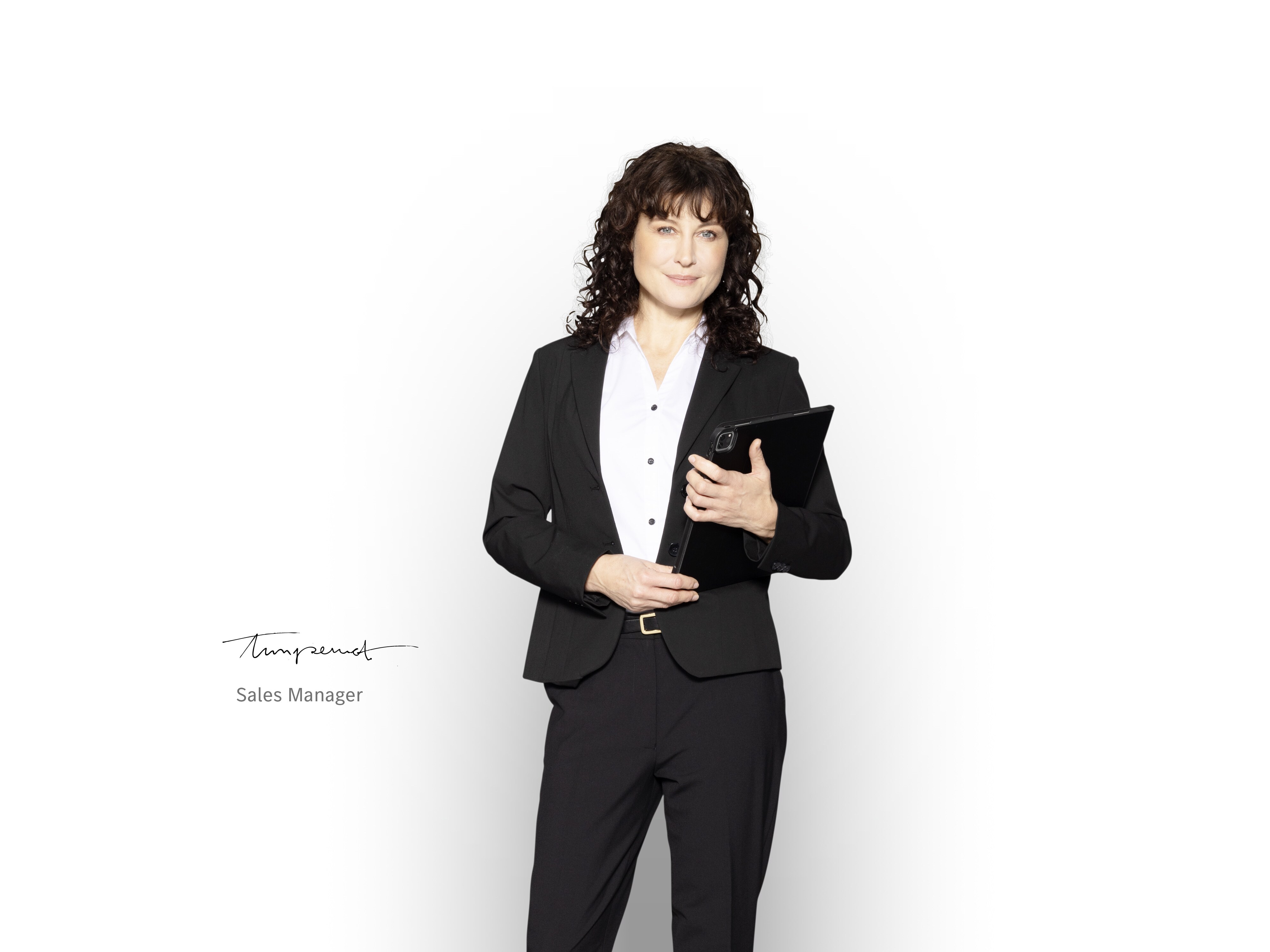 Responsable des ventes Mercedes-Benz, tablette en main, tablette à la main, prête à fournir des informations sur la garantie des nouveaux véhicules.