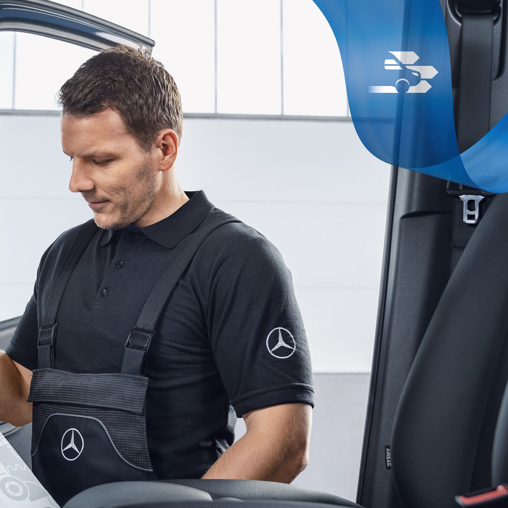 Mécanicien vérifiant les pièces d'origine Mercedes-Benz dans l’utilitaire léger.
