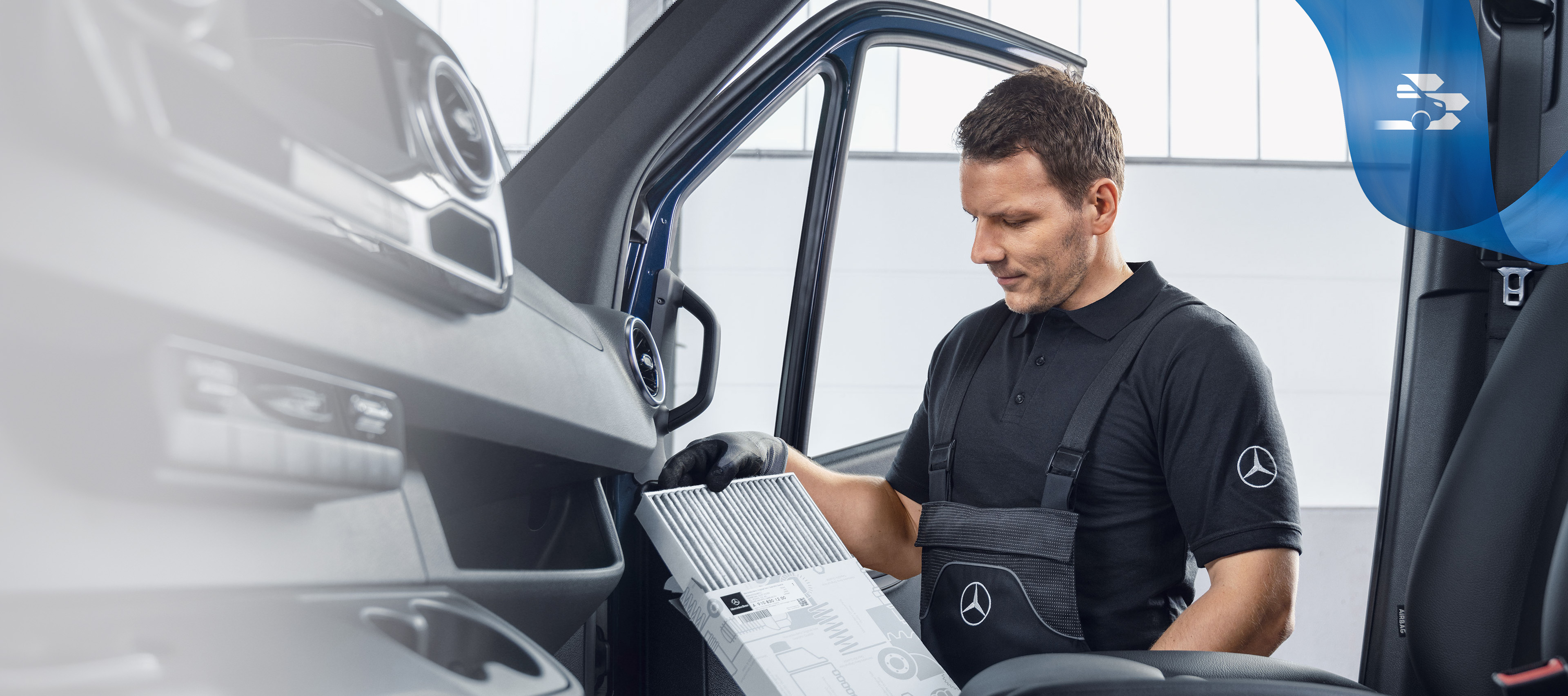 Mercedes-Benz | Pièces d'origine de qualité pour les utilitaires légers Mécanicien vérifiant les pièces d'origine Mercedes-Benz dans l’utilitaire léger.