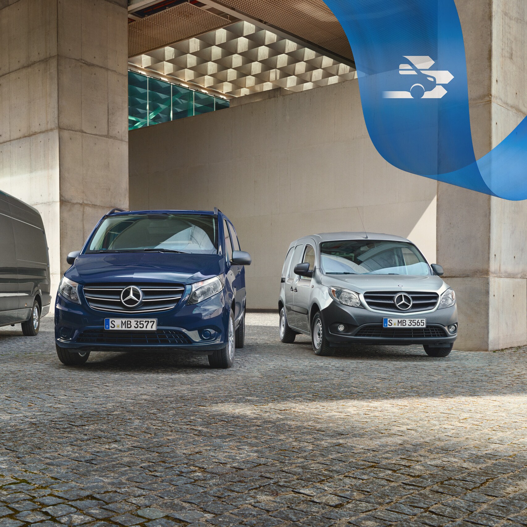 Trois utilitaires légers Mercedes-Benz symbolisant la garantie complète du véhicule neuf et du constructeur.