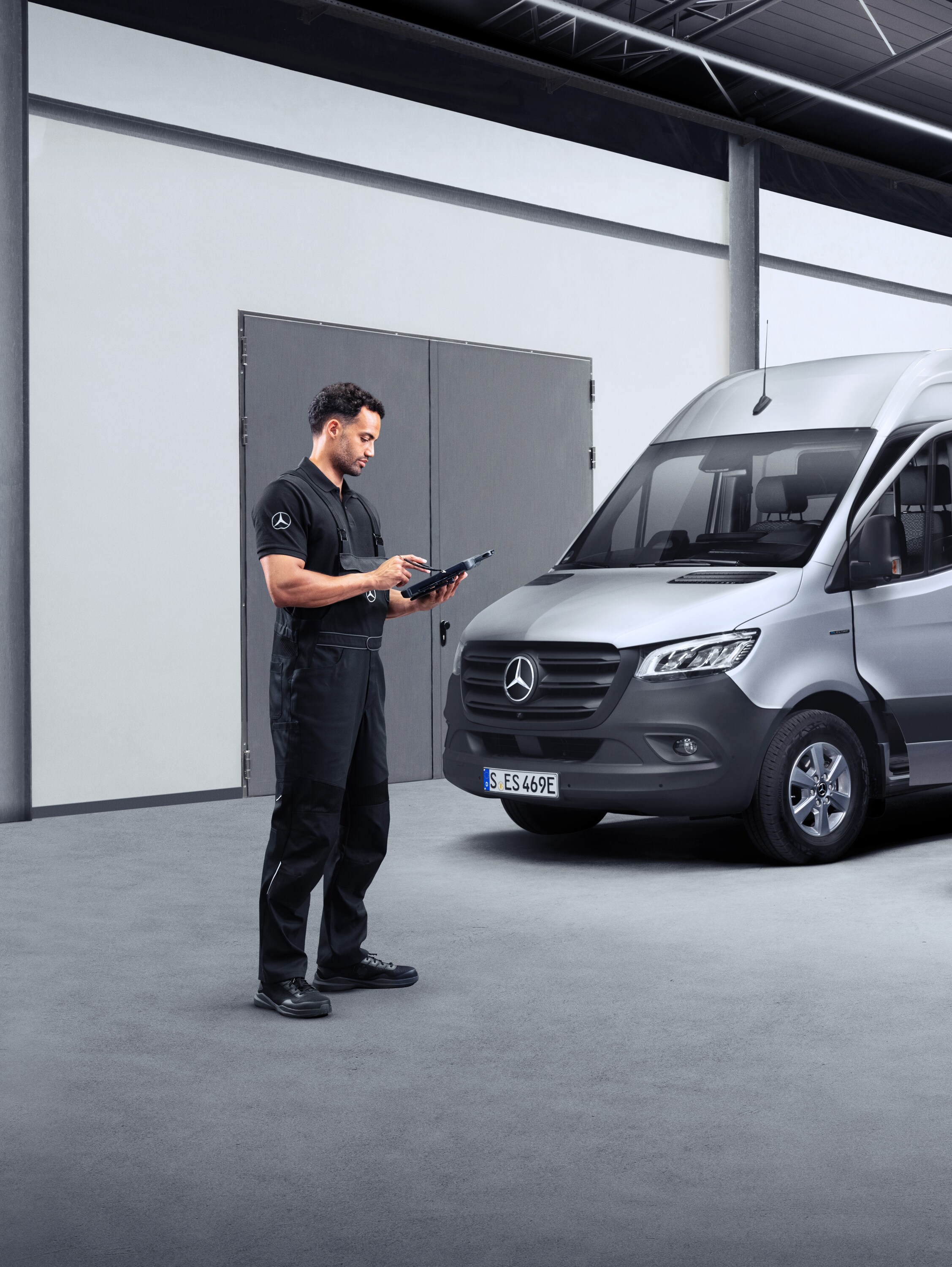 Un technicien devant deux eVans sur une tablette