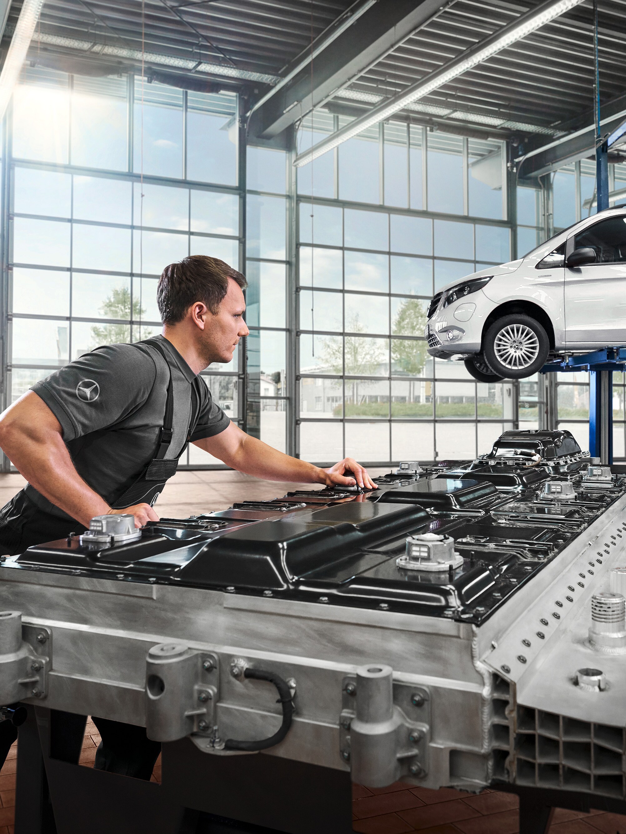 Un technicien vérifie les modules de batterie dans l'atelier.