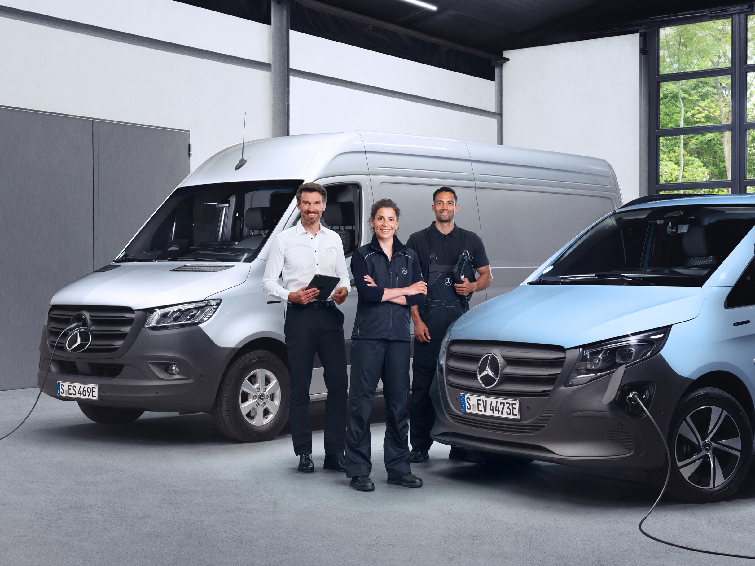 Mercedes electric van services for sustainable mobility and maximum availability.