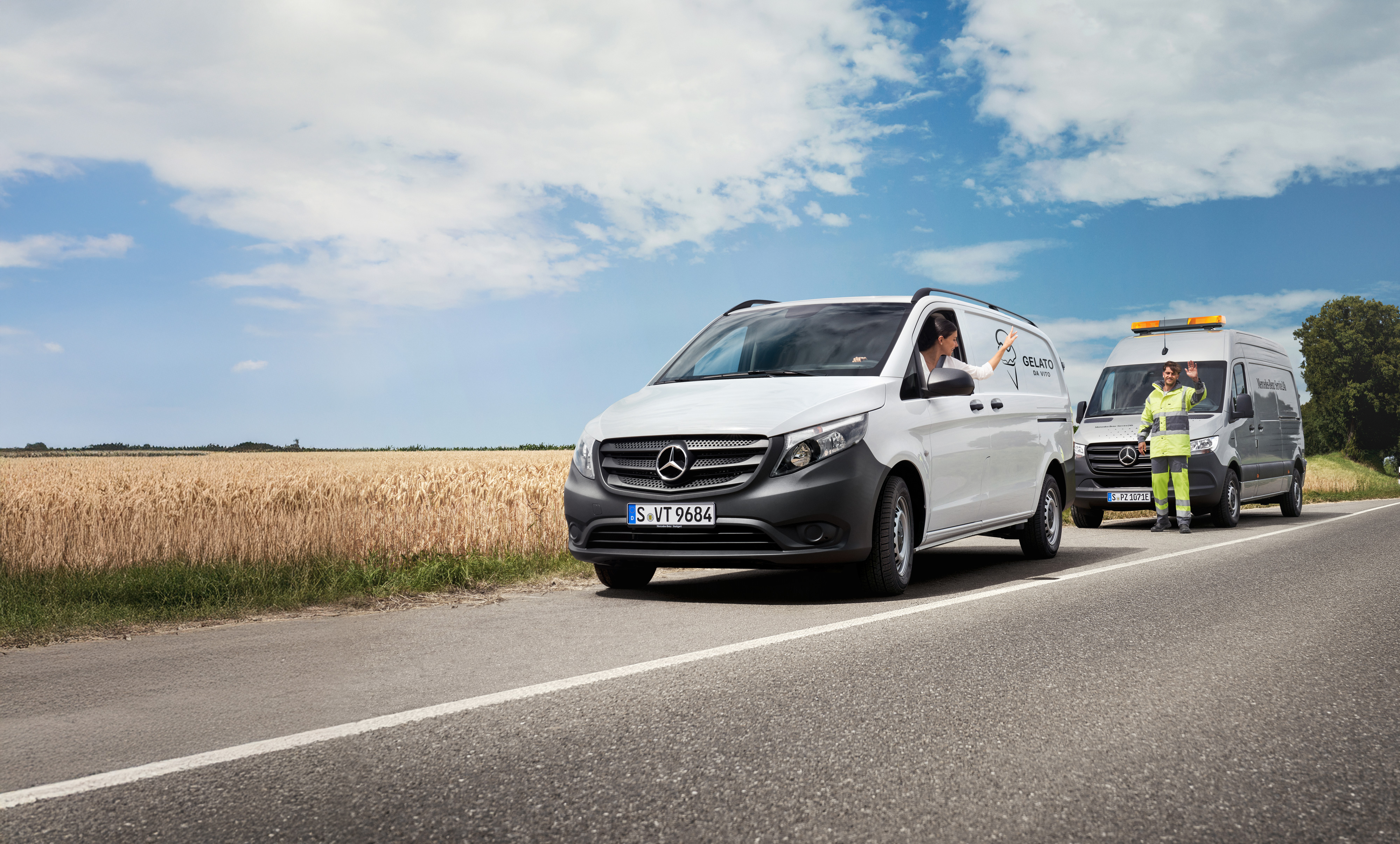 Mercedes-Benz | Maintenance | Garantie Mobilité Un mécanicien fournit une assistance routière à un client dans un utilitaire léger Mercedes-Benz Vito blanc.