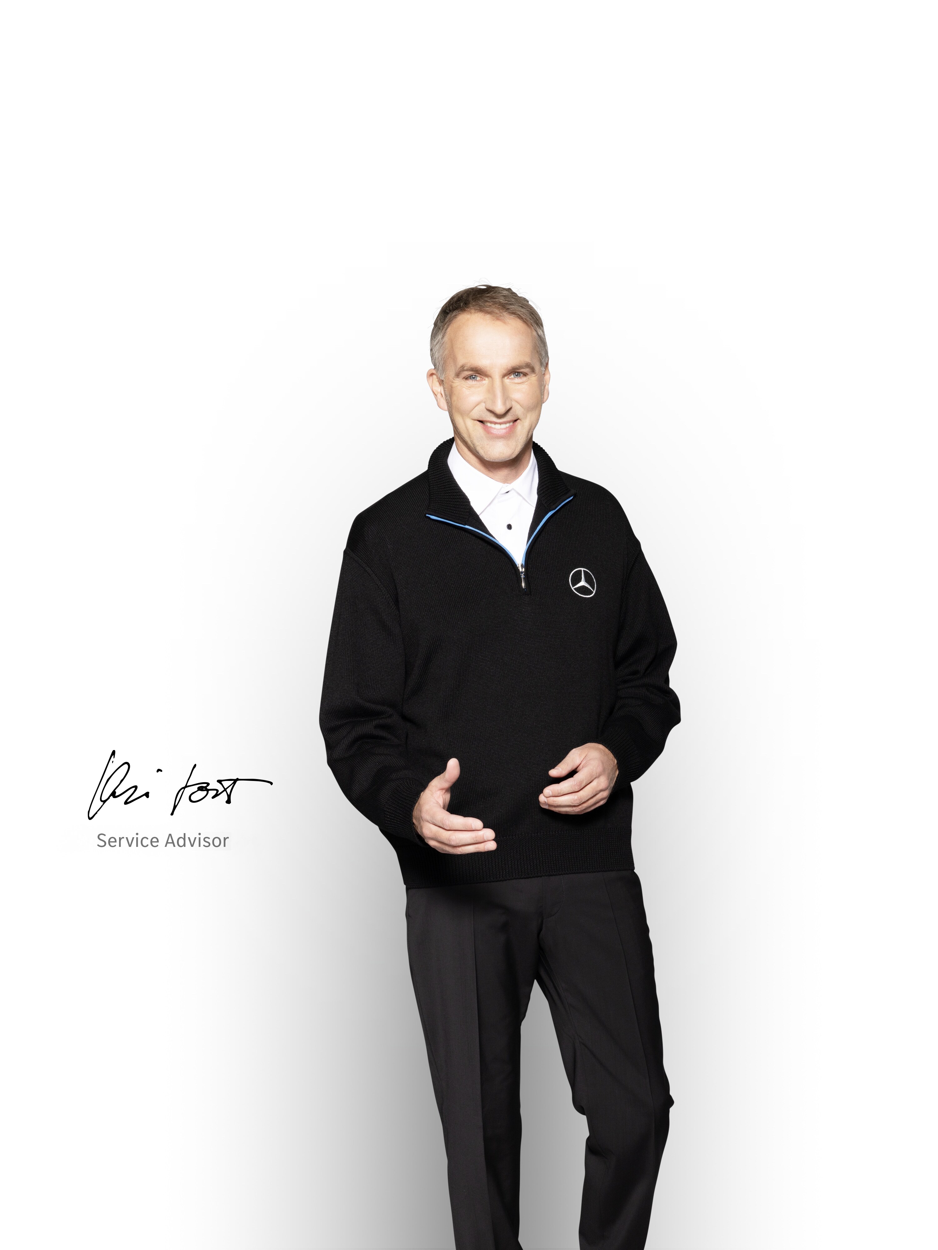 Portrait d'un conseiller SAV Mercedes-Benz prêt à donner des informations sur les solutions de connectivité.