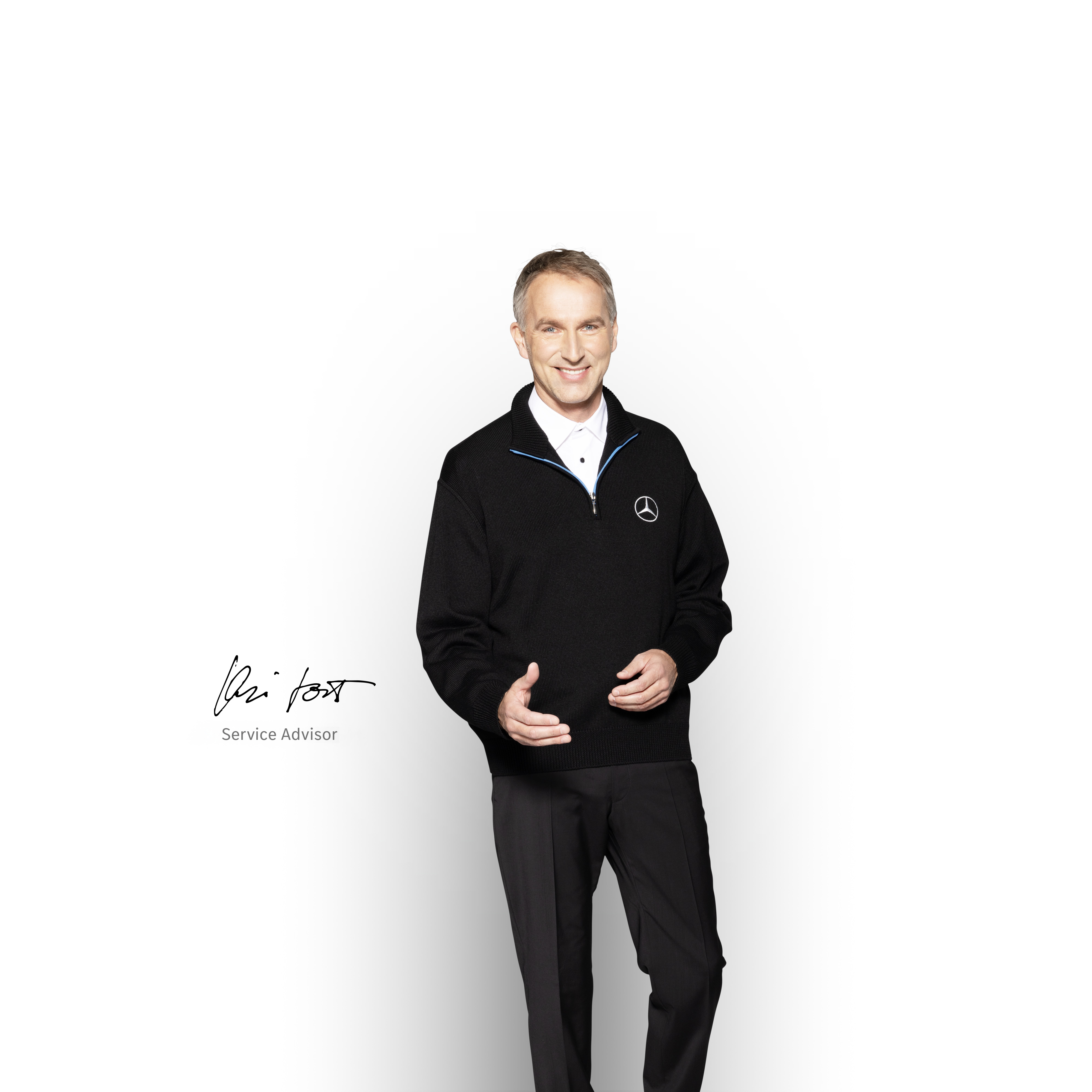 Mercedes-Benz | Technologie des utilitaires légers | OSA Portrait d'un conseiller SAV Mercedes-Benz prêt à donner des informations sur les solutions de connectivité.