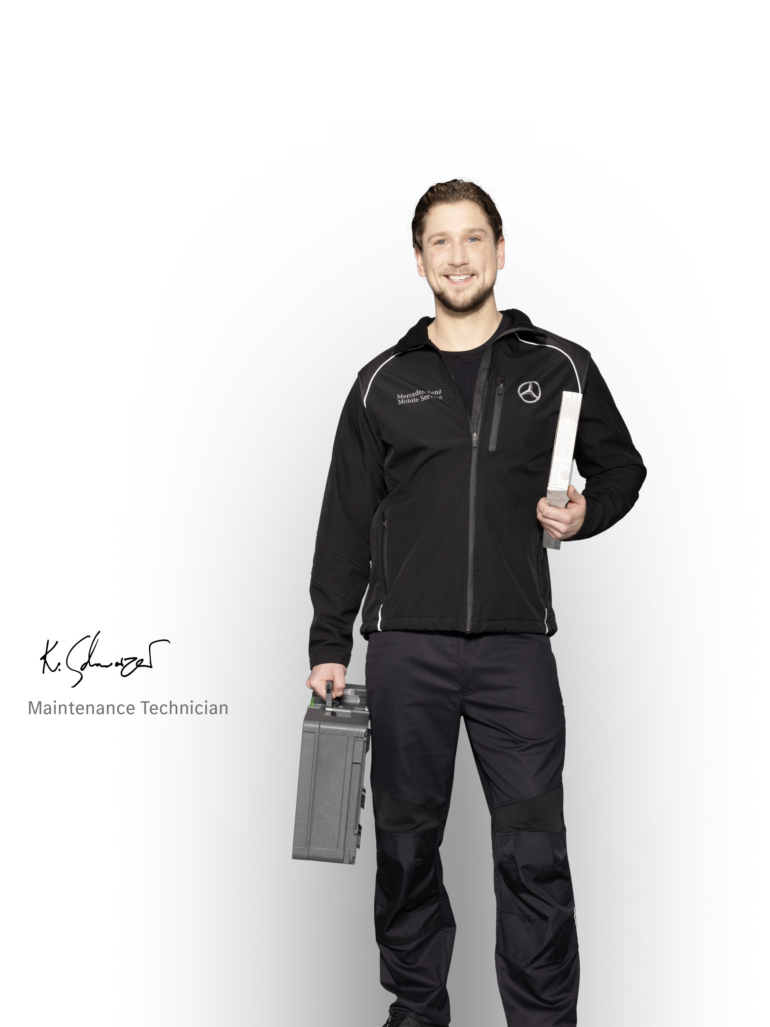 Technicien de maintenance du service mobile Mercedes-Benz prêt à intervenir.